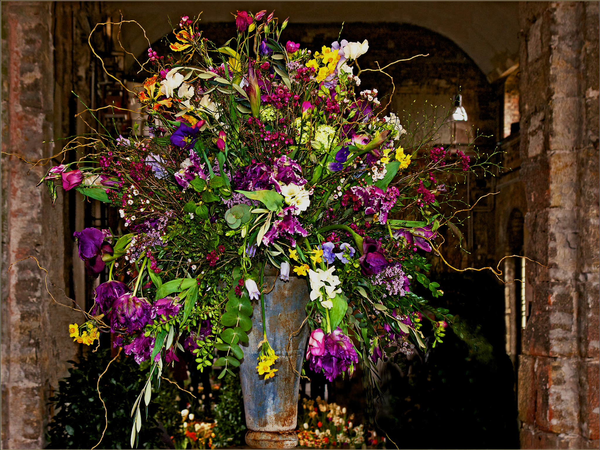 Sony SLT-A55 (SLT-A55V) sample photo. Spring flower bouquet in an old palace photography
