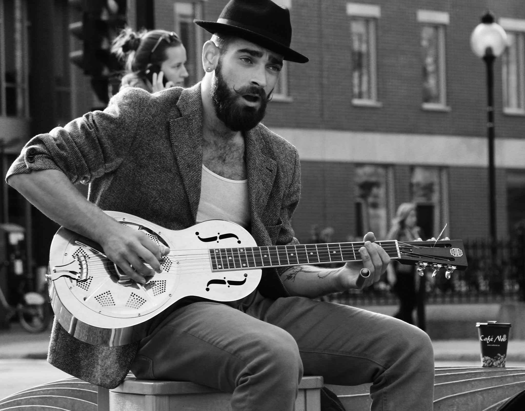 Canon EOS 1200D (EOS Rebel T5 / EOS Kiss X70 / EOS Hi) sample photo. Street musician photography