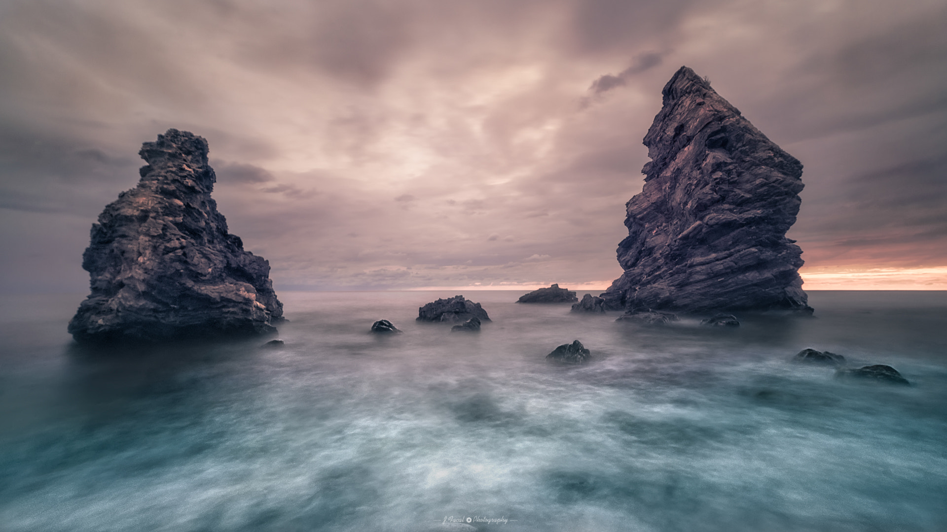 Tamron SP 15-30mm F2.8 Di VC USD sample photo. Rocas emergiendo photography