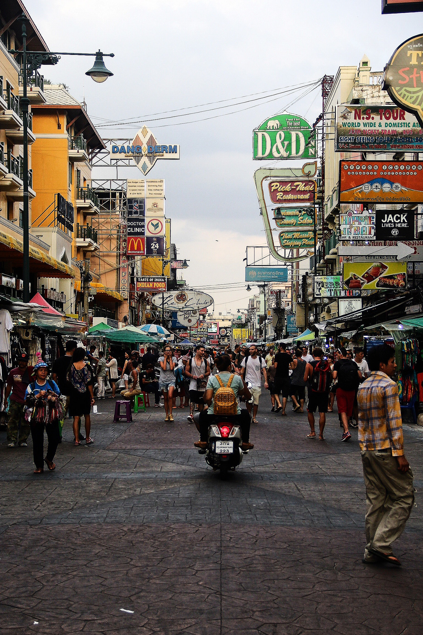 Canon EOS 60D + Canon EF-S 18-135mm F3.5-5.6 IS sample photo. Khaosan road - bangkok, thailand photography