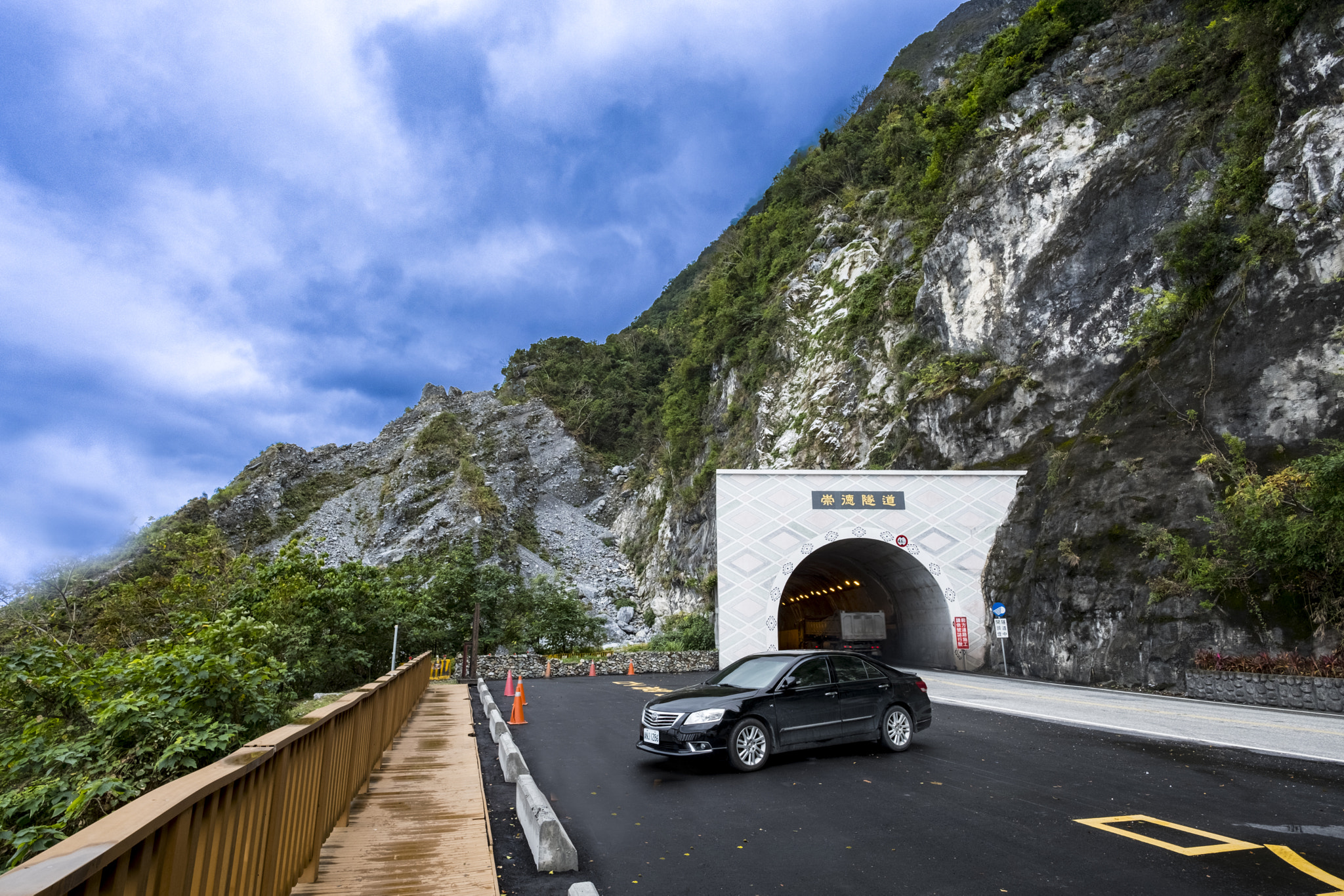 Fujifilm X-T2 + ZEISS Touit 12mm F2.8 sample photo. 崇德隧道口 photography