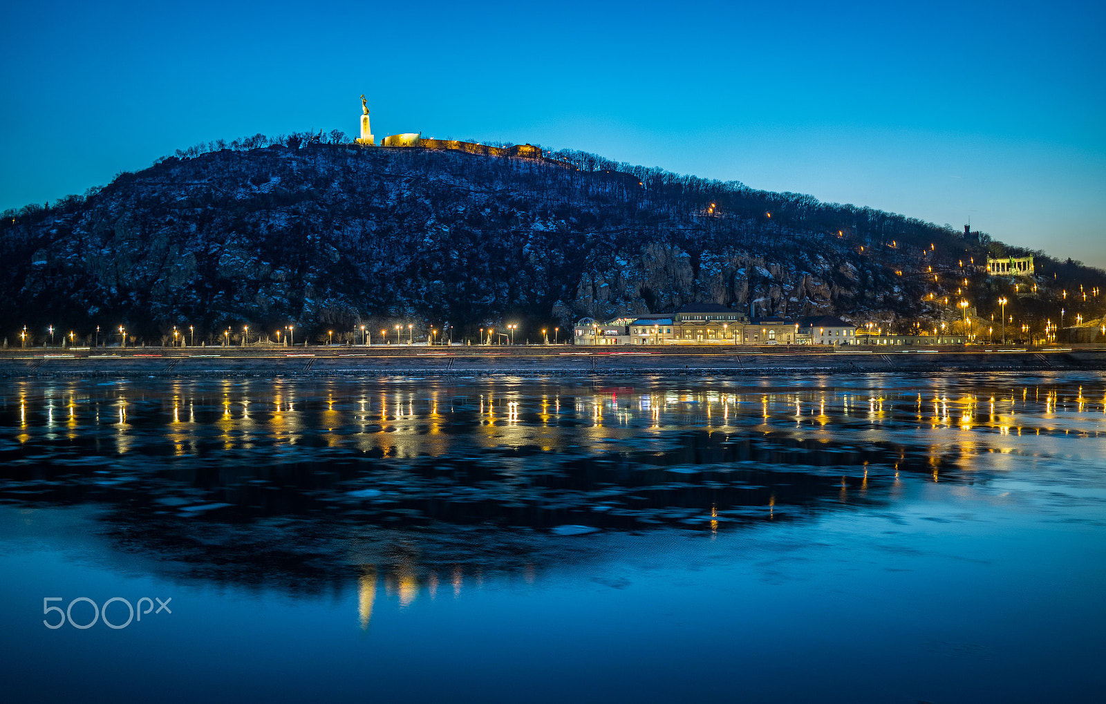 Samsung NX 16mm F2.4 Pancake sample photo. The mirror danube photography