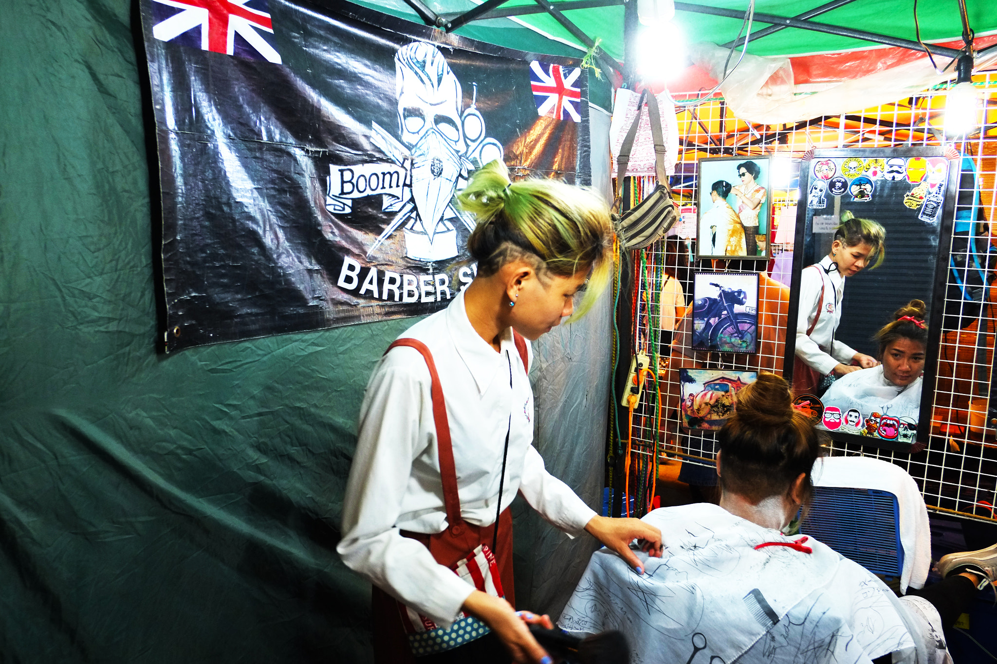 Fujifilm X-E1 + Fujifilm XF 18mm F2 R sample photo. Night market barber photography