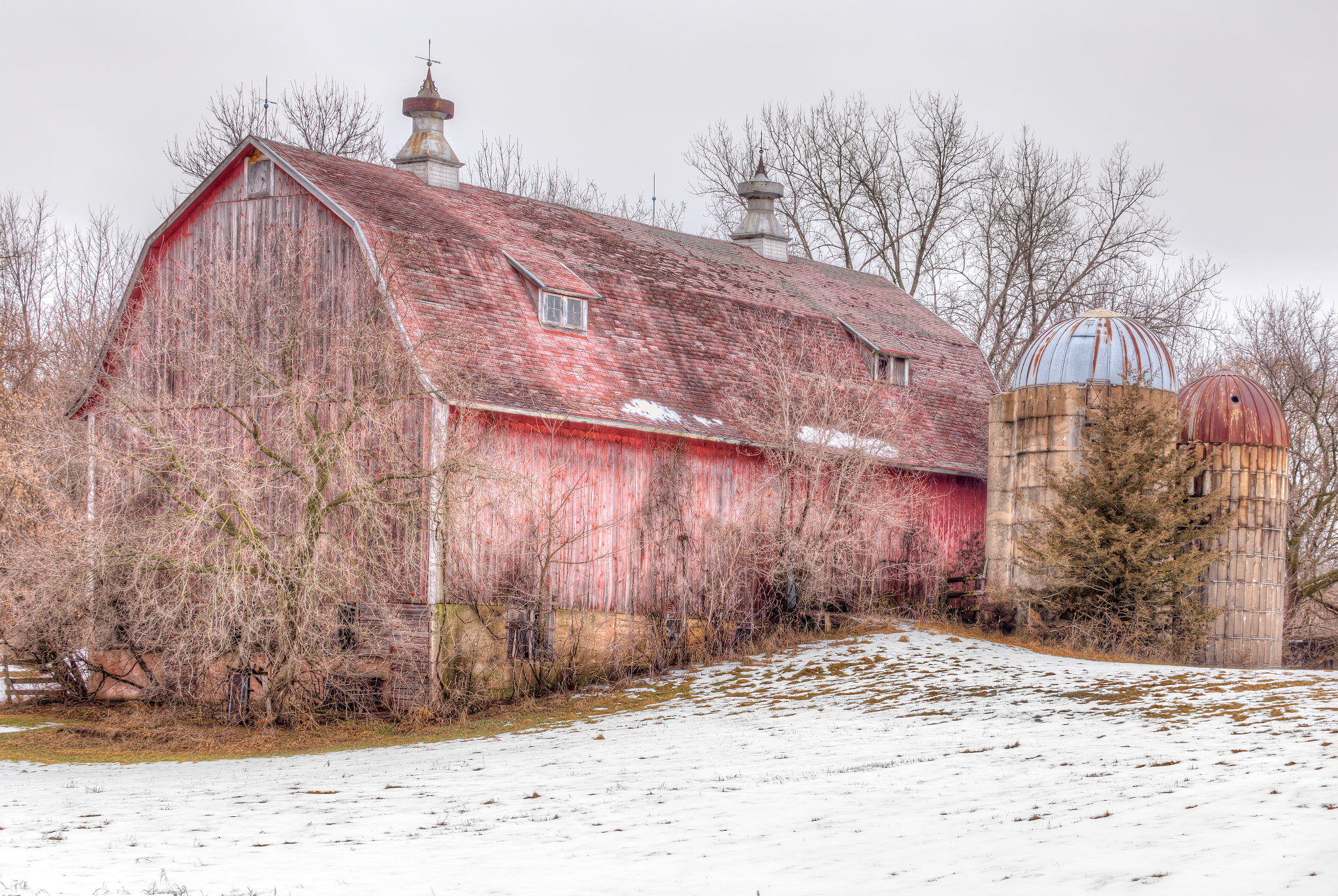 Tamron SP 35mm F1.8 Di VC USD sample photo. Aging distressed barn in winter photography