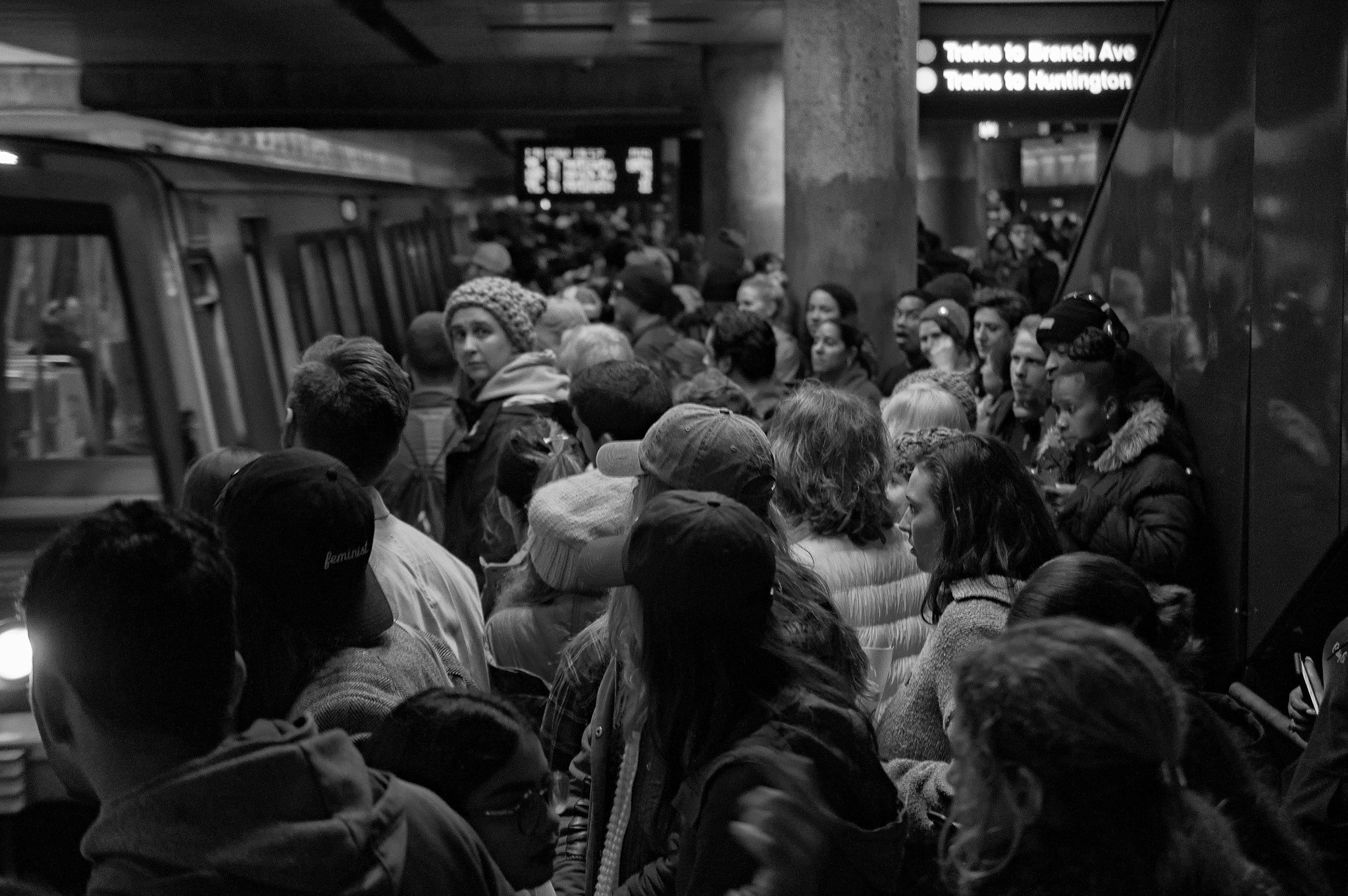 Nikon AF-S DX Micro Nikkor 40mm F2.8 sample photo. Crowding on the platform photography