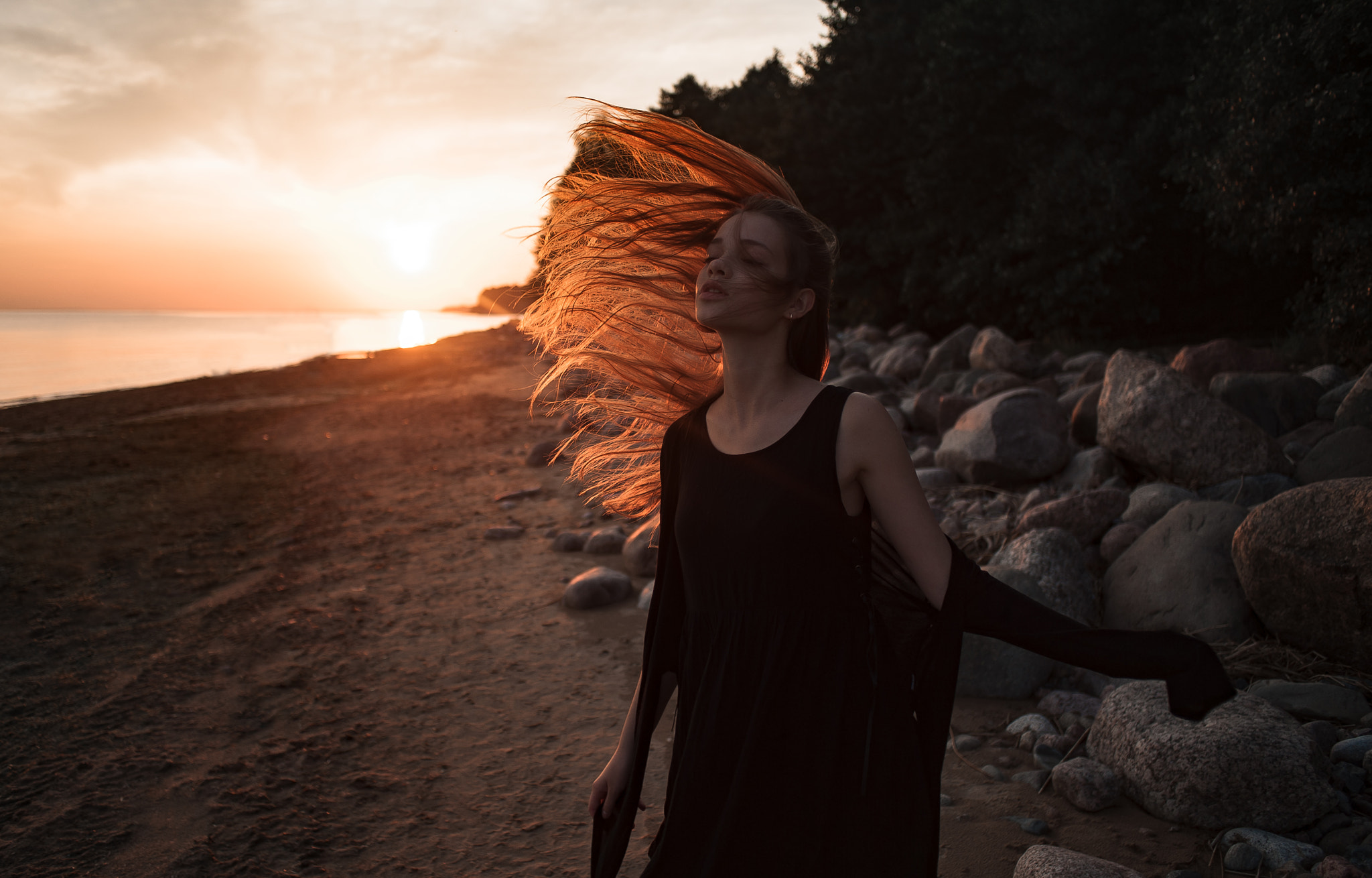 Nikon AF Nikkor 28mm F2.8D sample photo. Sunset girl photography