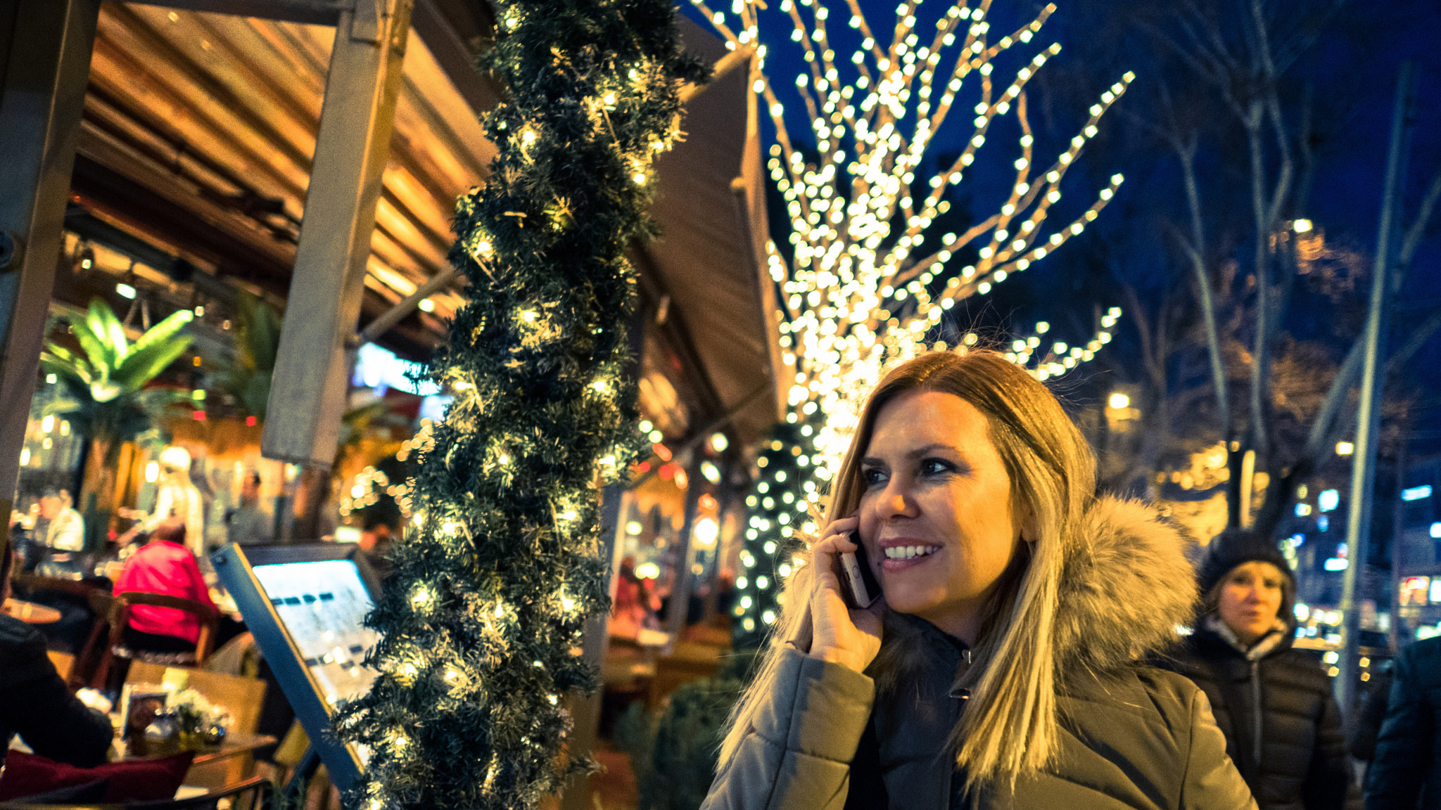 Sony a6300 + Sony Sonnar T* E 24mm F1.8 ZA sample photo. Women on the phone photography