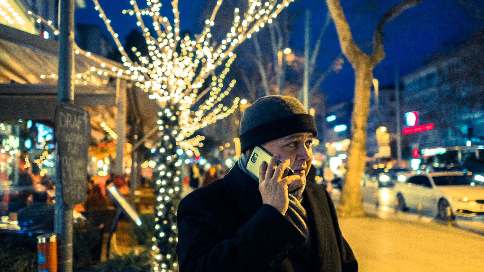 Sony a6300 + Sony Sonnar T* E 24mm F1.8 ZA sample photo. Talking on the phone photography