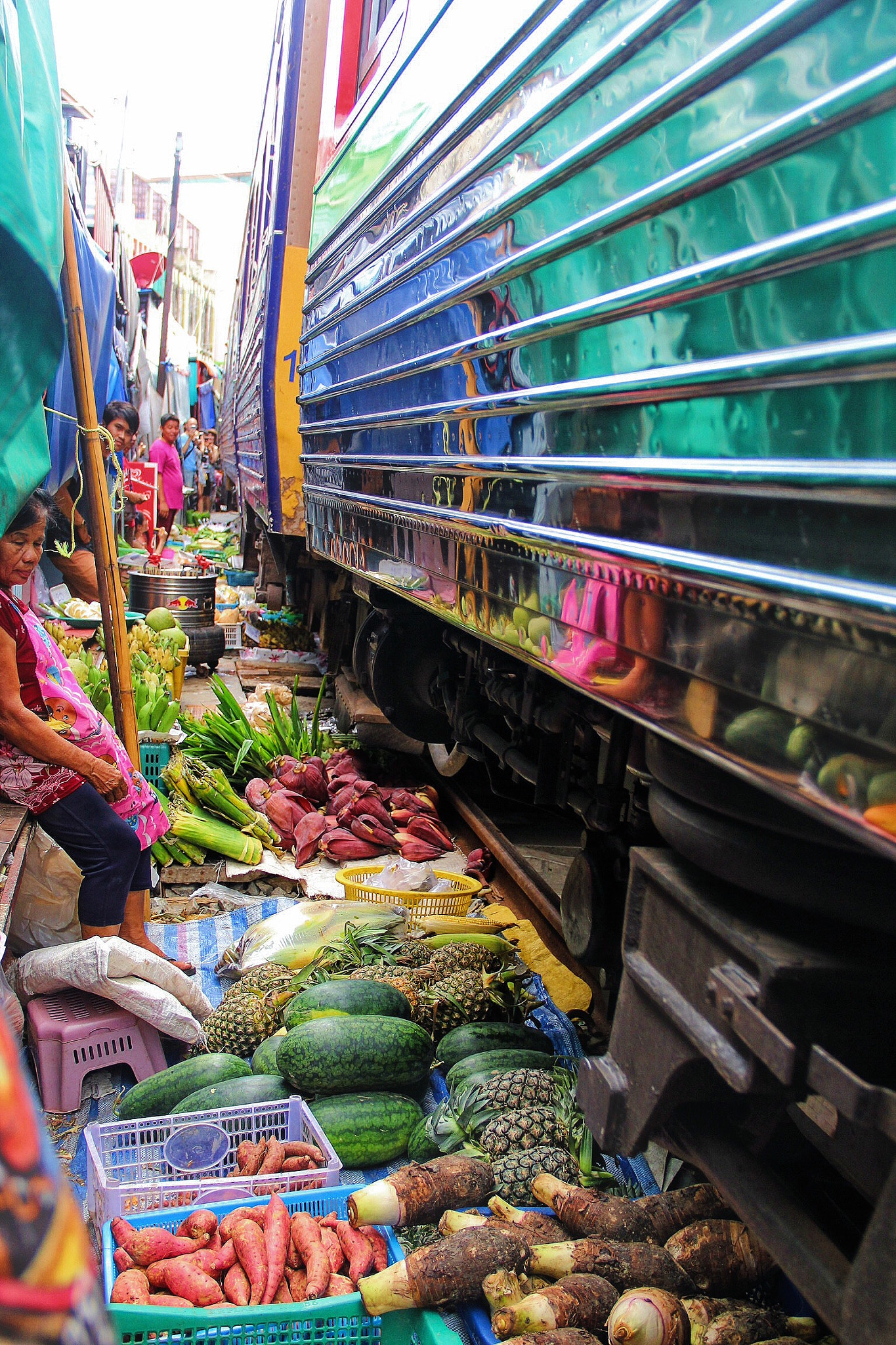 Canon EF-S 18-135mm F3.5-5.6 IS sample photo. Maeklong railway market - thailand photography