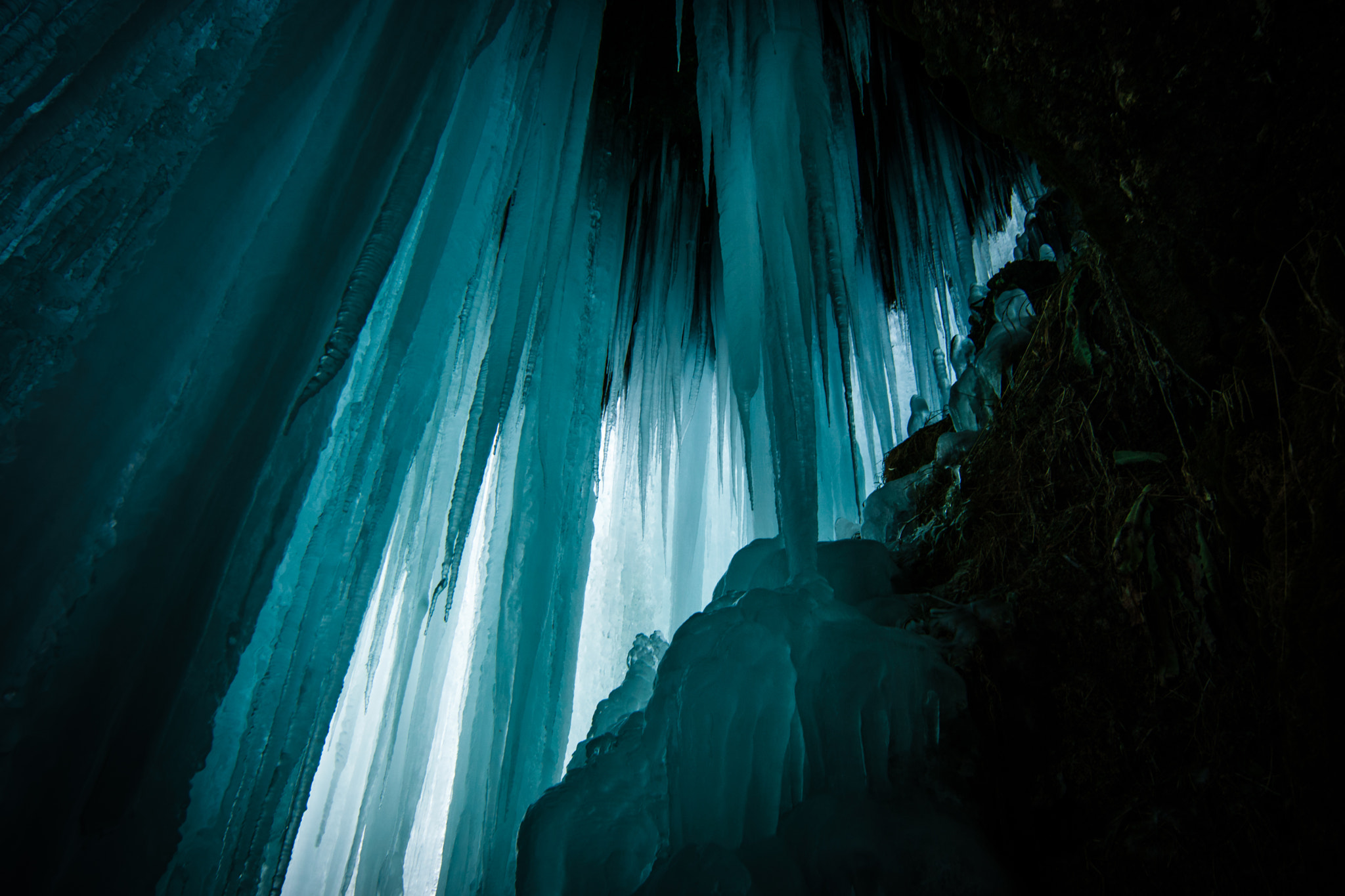 20mm F2.8 sample photo. Behind the waterfall photography