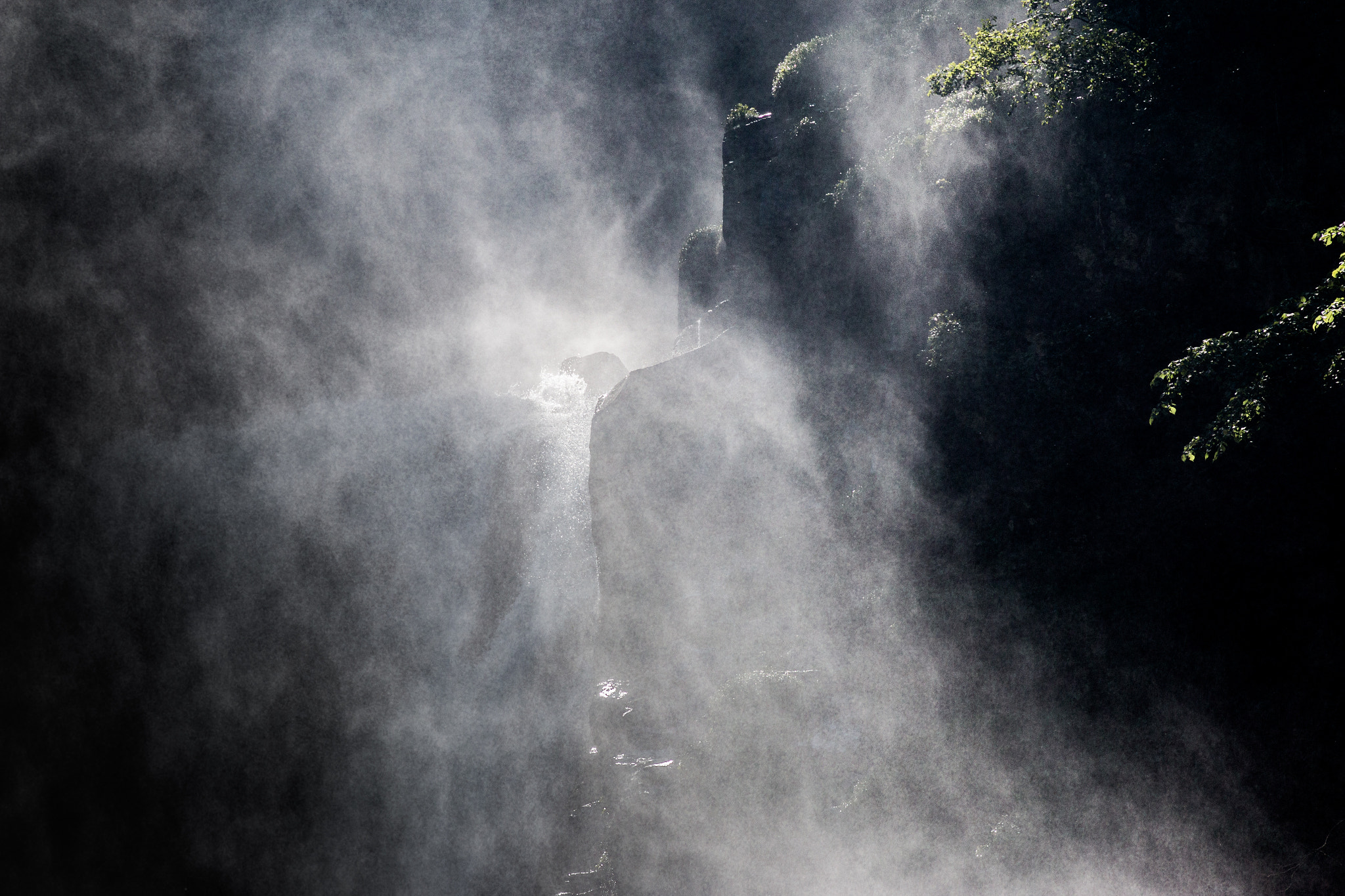 Canon EOS 70D + Canon EF 200mm F2.8L II USM sample photo. Water light dance photography