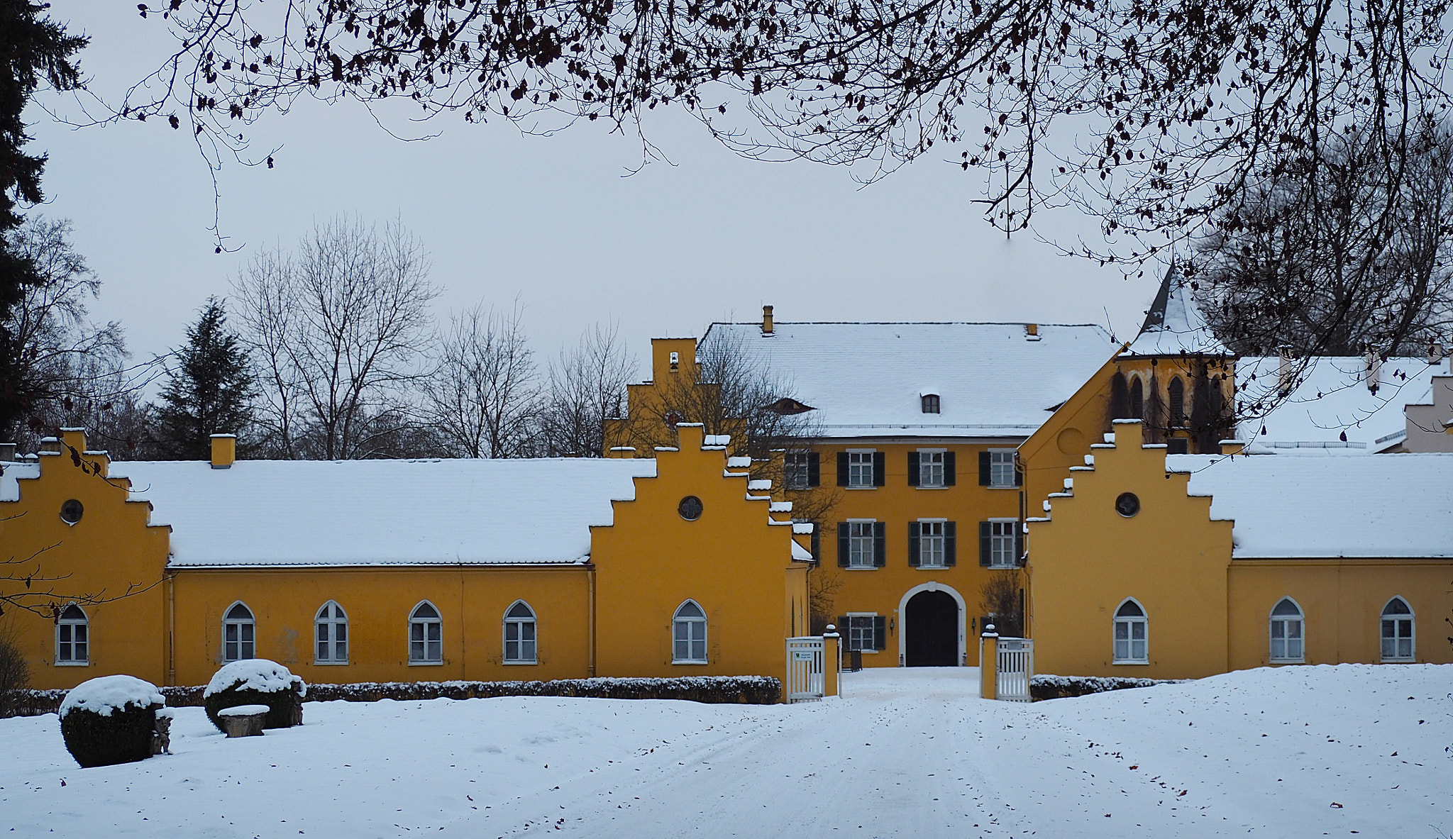Olympus OM-D E-M5 II sample photo. Winter castle photography