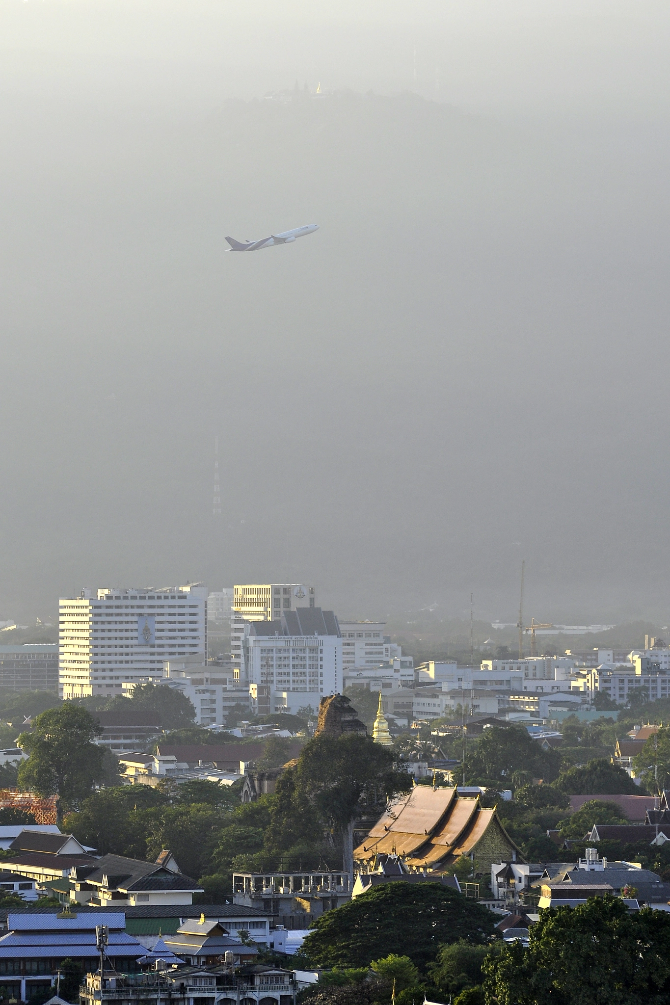 AF Nikkor 70-210mm f/4-5.6D sample photo. Chiang mai and plane photography