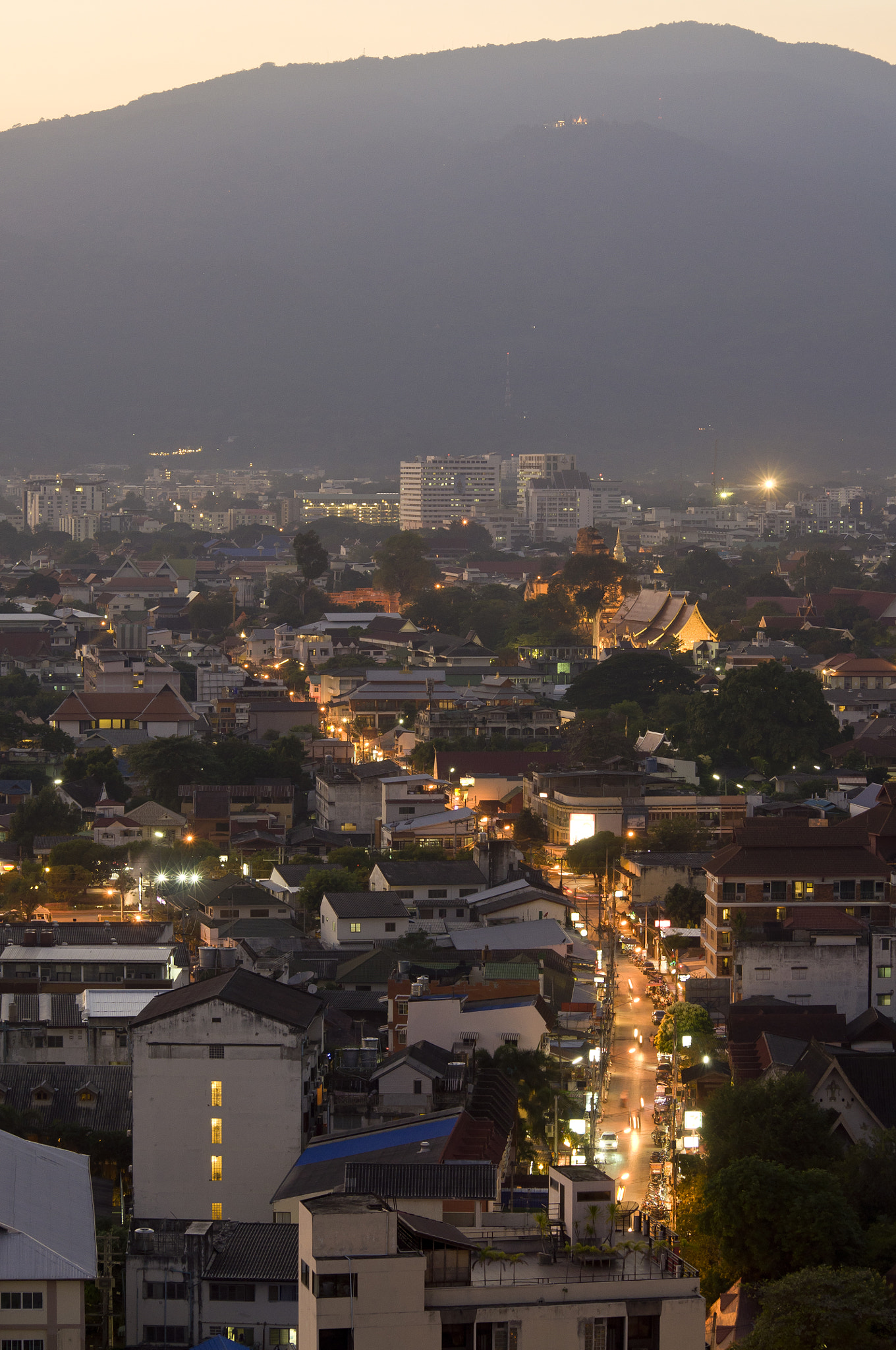 AF Nikkor 70-210mm f/4-5.6D sample photo. Chiang mai evening photography