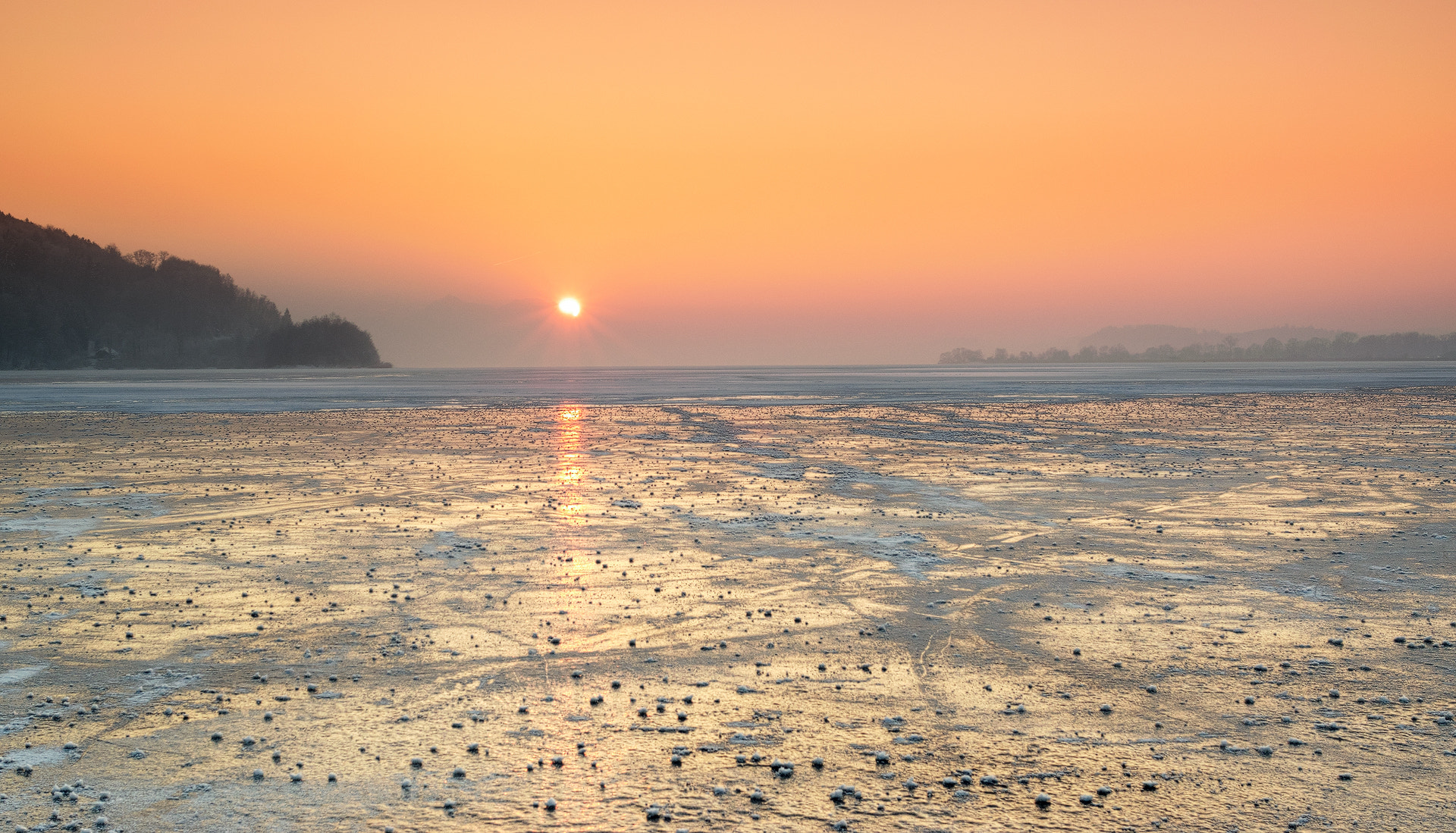 Nikon D5300 + Nikon AF-S Nikkor 28mm F1.8G sample photo. Sonnenuntergang am gefrorenen wallersee photography