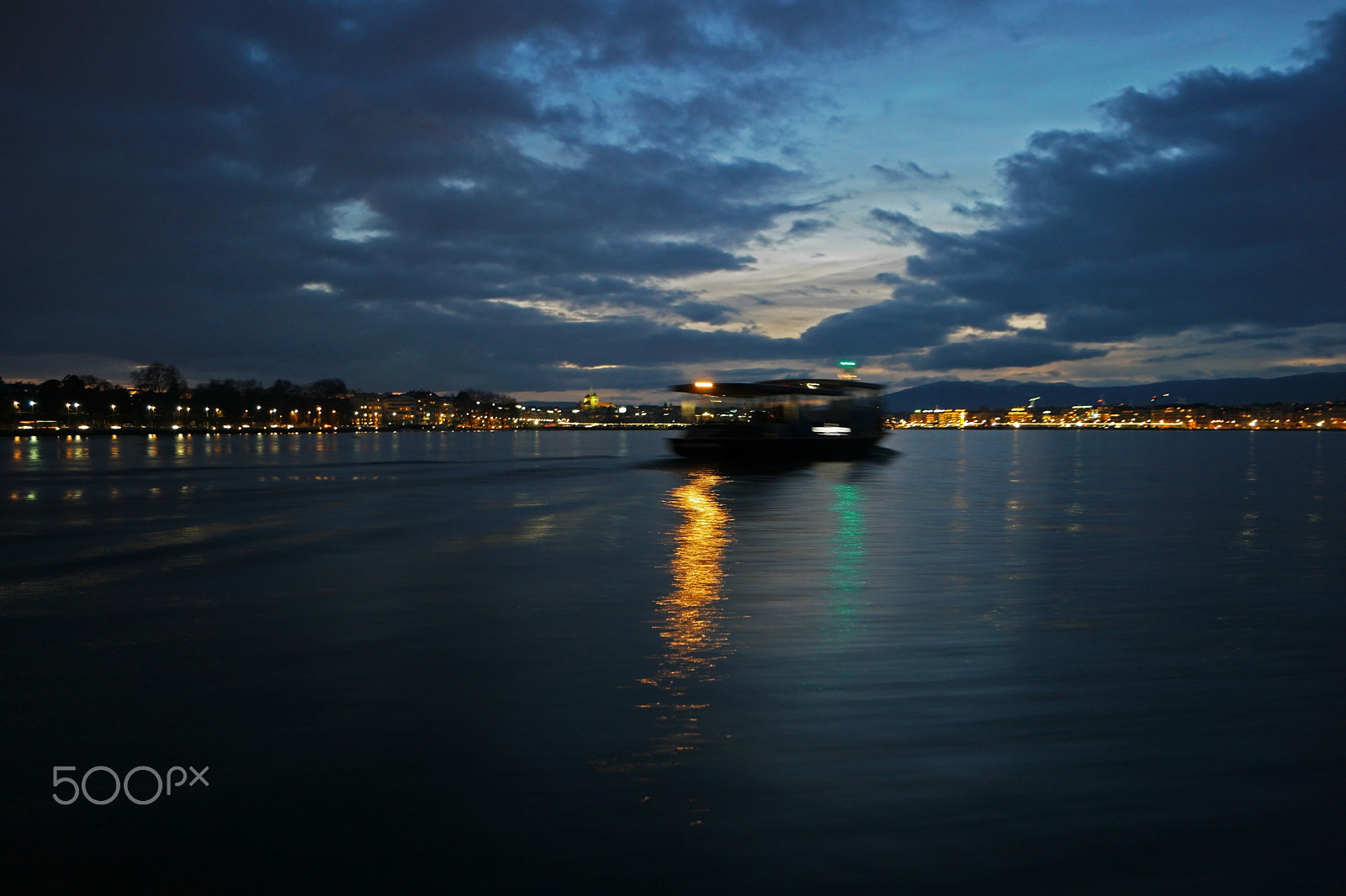 Samsung NX500 + Samsung NX 16-50mm F3.5-5.6 Power Zoom ED OIS sample photo. Boat at night photography