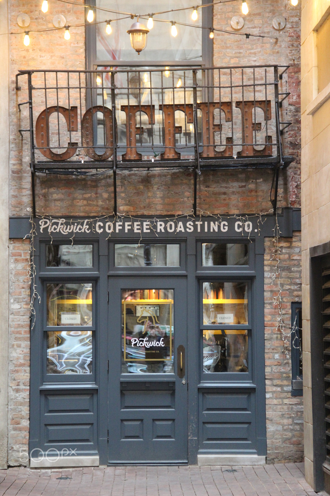Canon EF-S 18-135mm F3.5-5.6 IS sample photo. Coffee shop in the loop photography