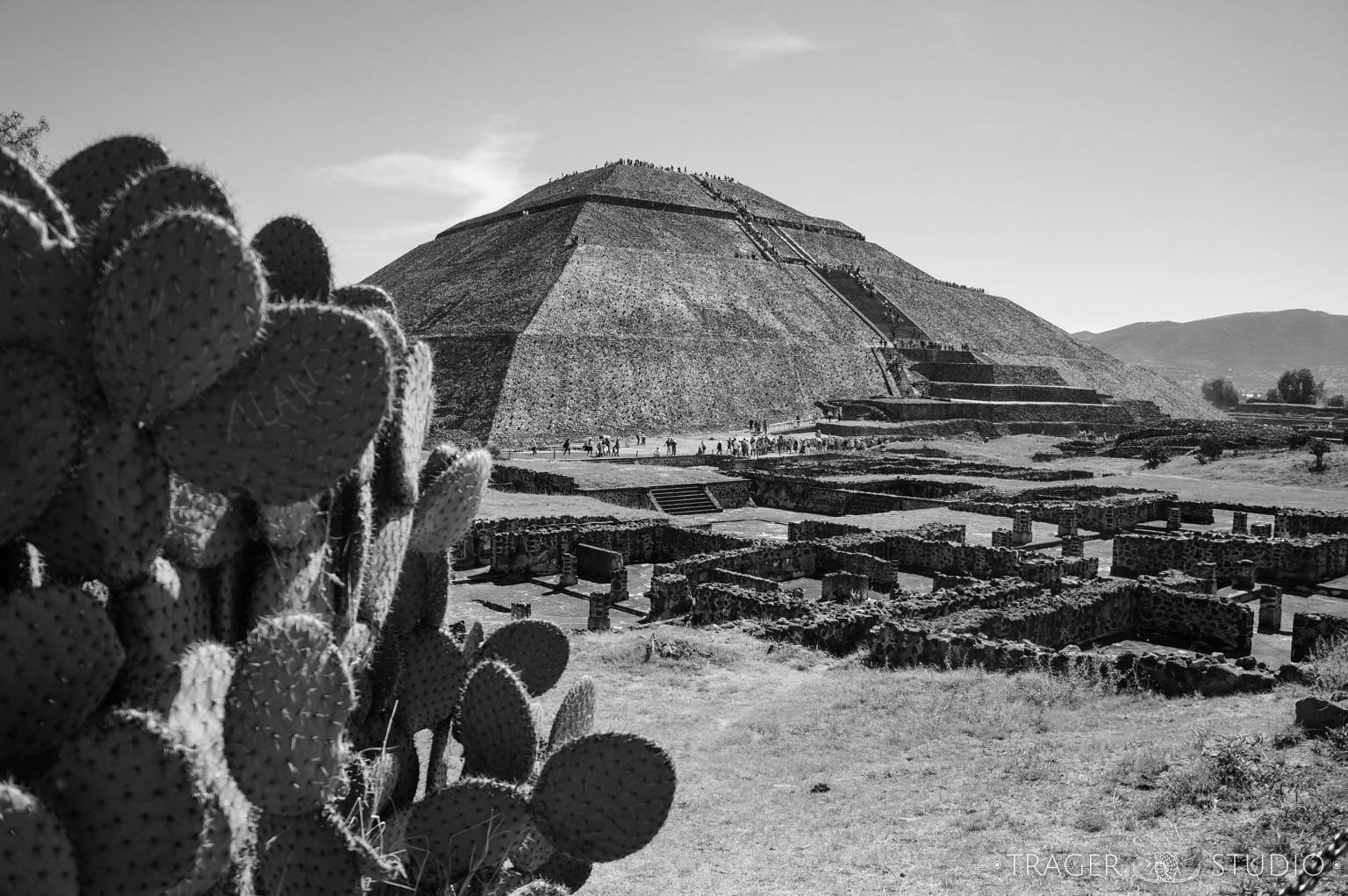 Sony Alpha NEX-5R + Sony E 18-55mm F3.5-5.6 OSS sample photo. Pyramid of the sun at teotihuacan photography