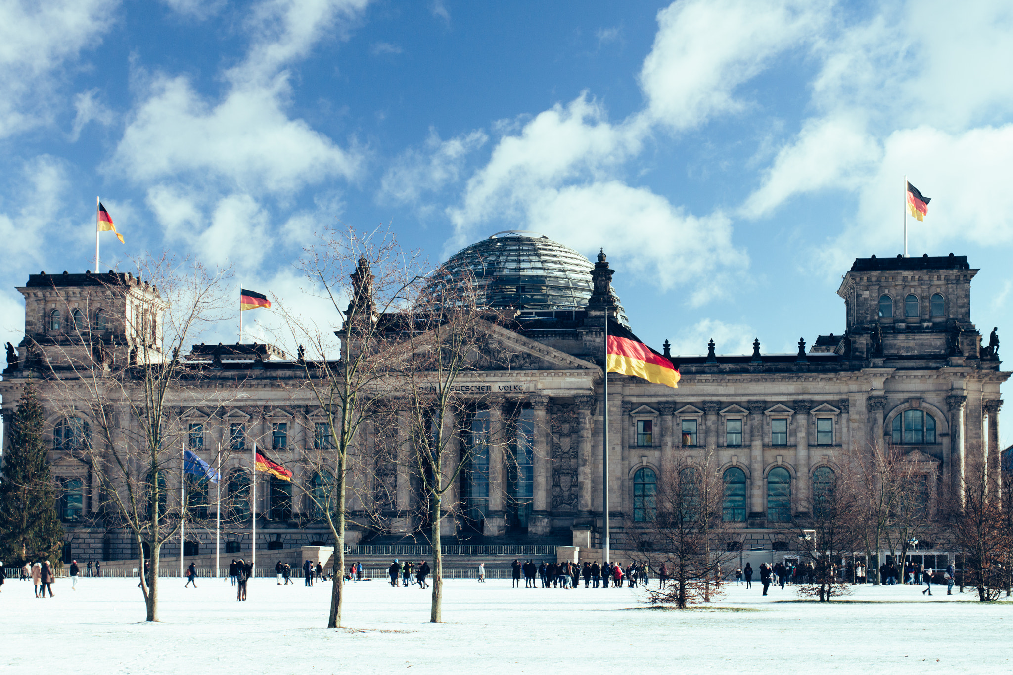 Canon EOS 70D + Canon EF 35mm F2 IS USM sample photo. Reichstag building photography