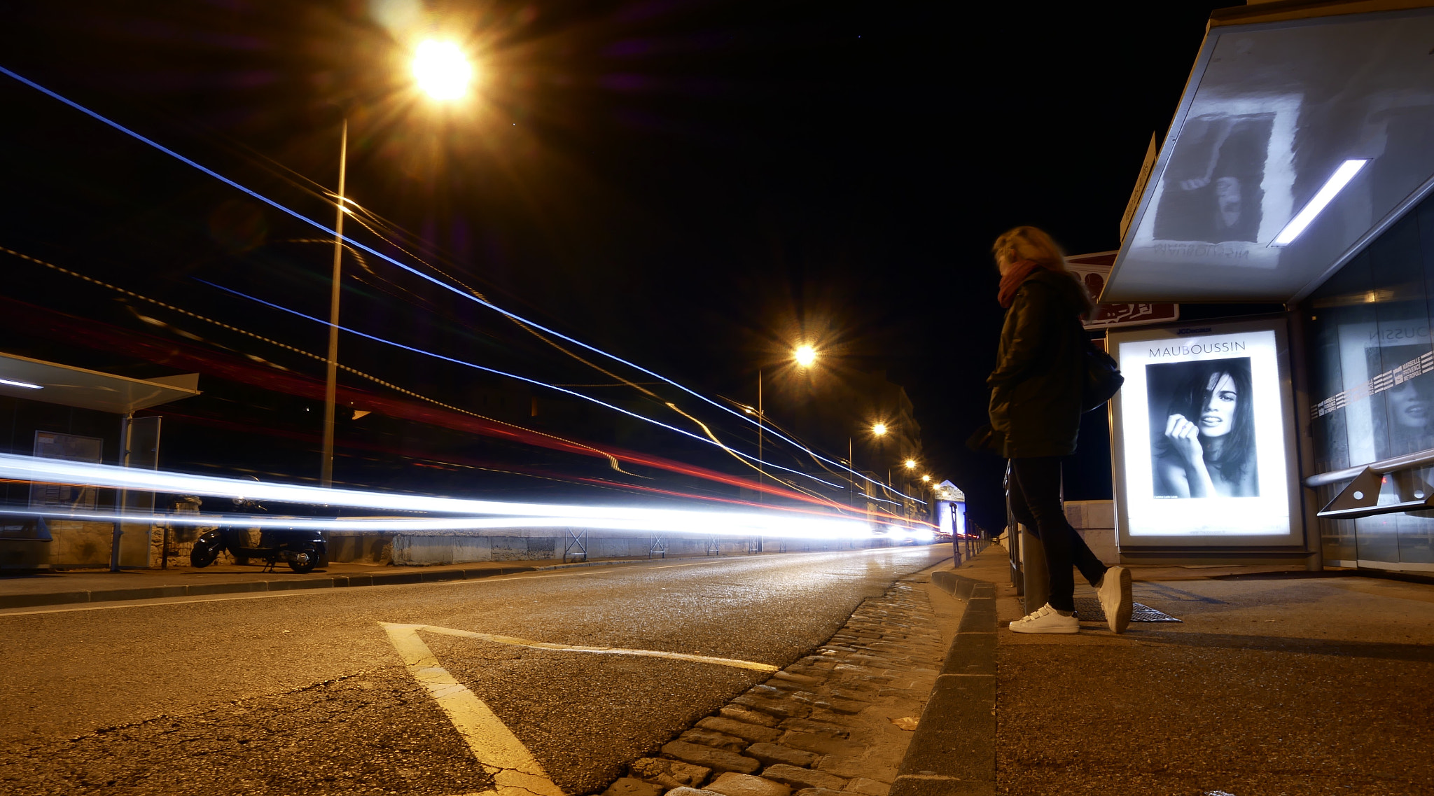 Panasonic Lumix DMC-GX85 (Lumix DMC-GX80 / Lumix DMC-GX7 Mark II) sample photo. Une nuit dans un arrêt de bus photography