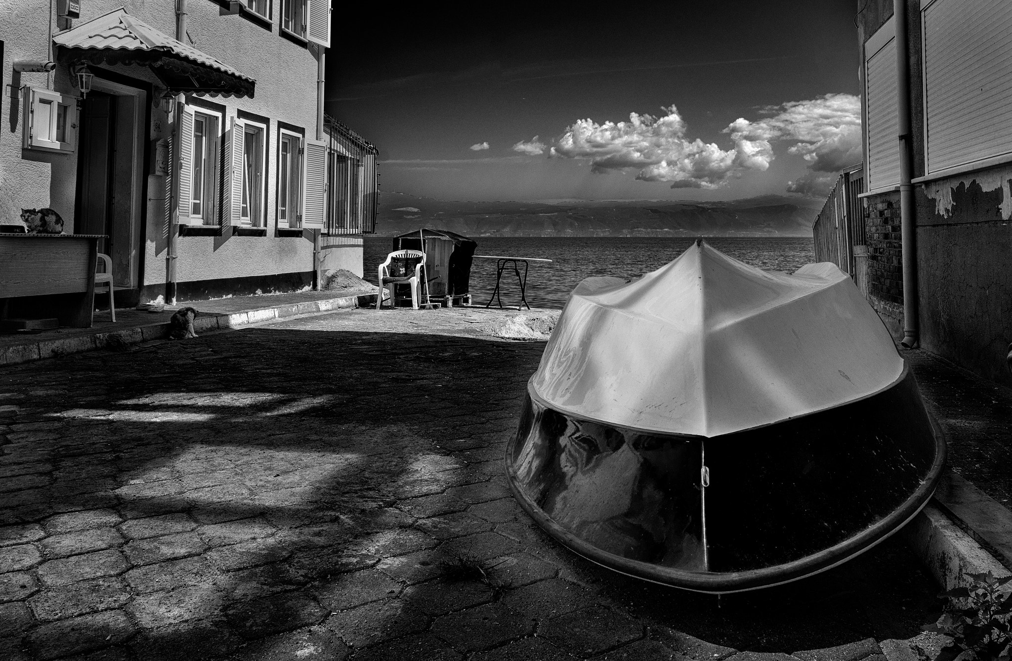 E 21mm F2.8 sample photo. Boat at the door photography