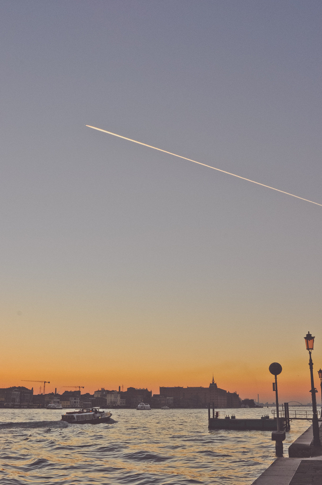 Nikon D90 + Nikon AF Nikkor 24mm F2.8D sample photo. Rocket - venice · 2017 photography