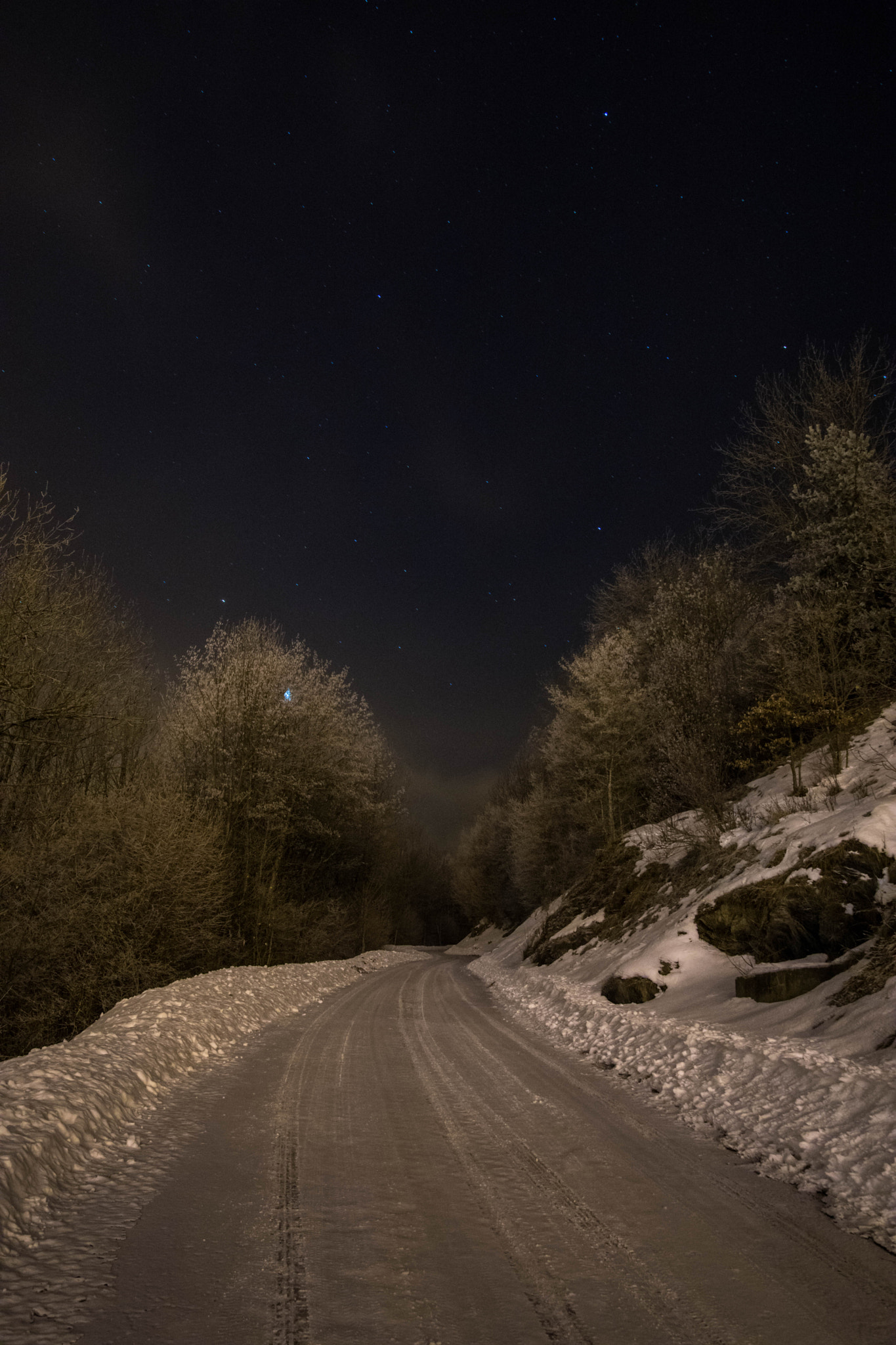 Nikon D7200 + Sigma 18-50mm F2.8 EX DC Macro sample photo. Route a cable photography