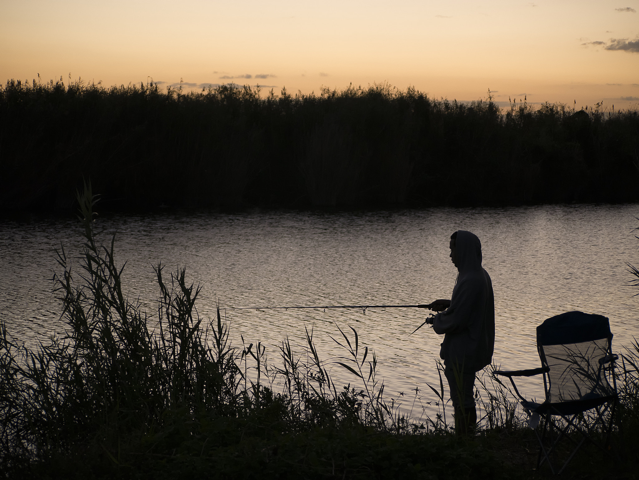 Panasonic Lumix DMC-GX85 (Lumix DMC-GX80 / Lumix DMC-GX7 Mark II) + Panasonic Lumix G Vario 45-200mm F4-5.6 OIS sample photo. Pesca al atardecer photography