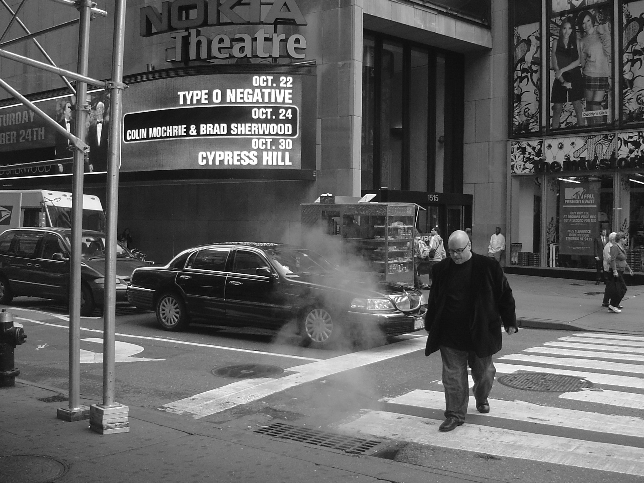 Sony DSC-P8 sample photo. Man in black and steam photography