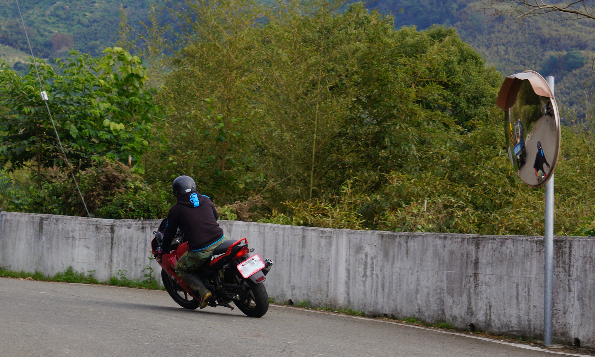 Sony E 55-210mm F4.5-6.3 OSS sample photo. Road mirror photography