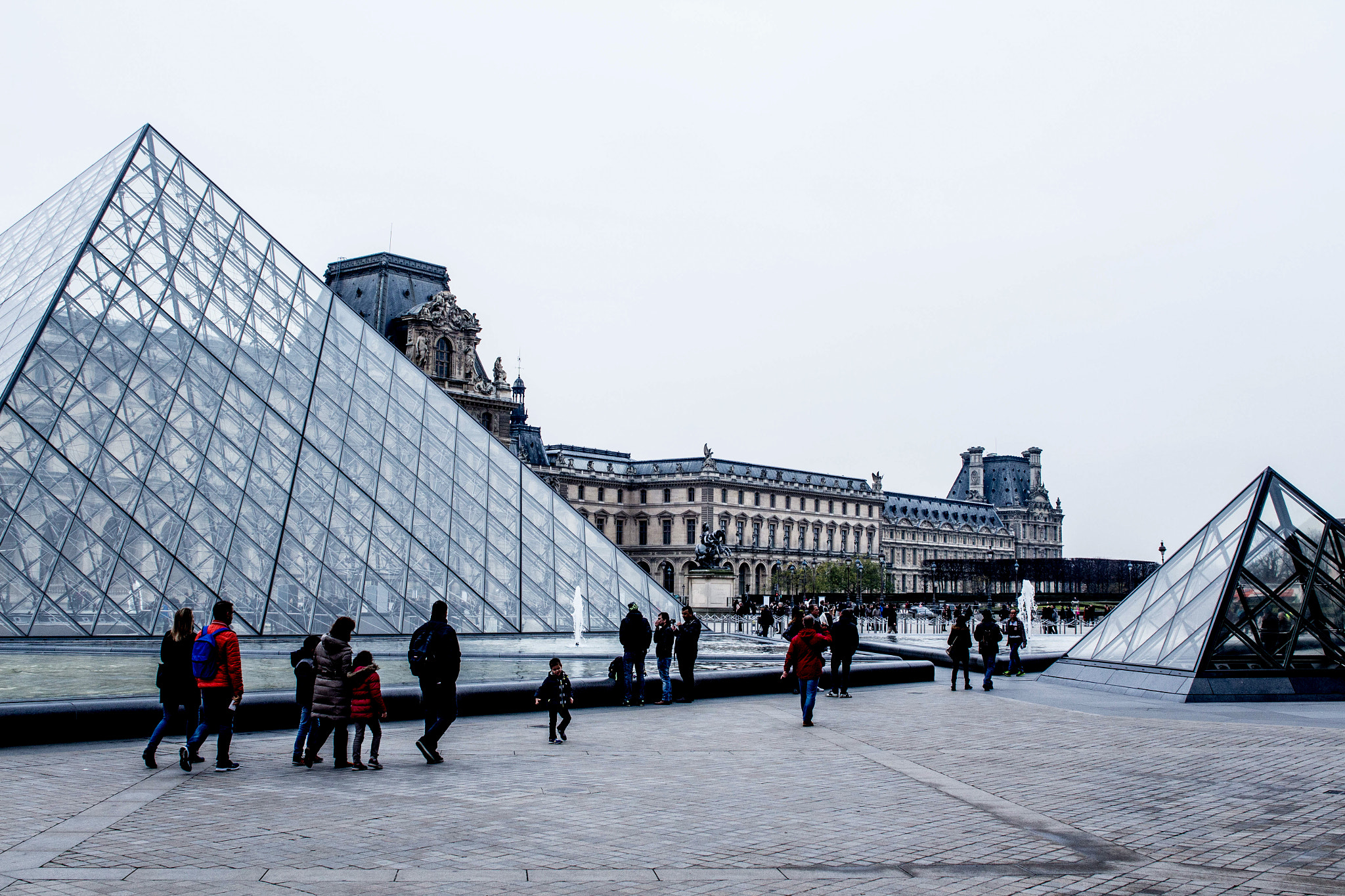 Canon EOS 700D (EOS Rebel T5i / EOS Kiss X7i) + Sigma 24-70mm F2.8 EX DG Macro sample photo. Le musée du louvre - paris photography