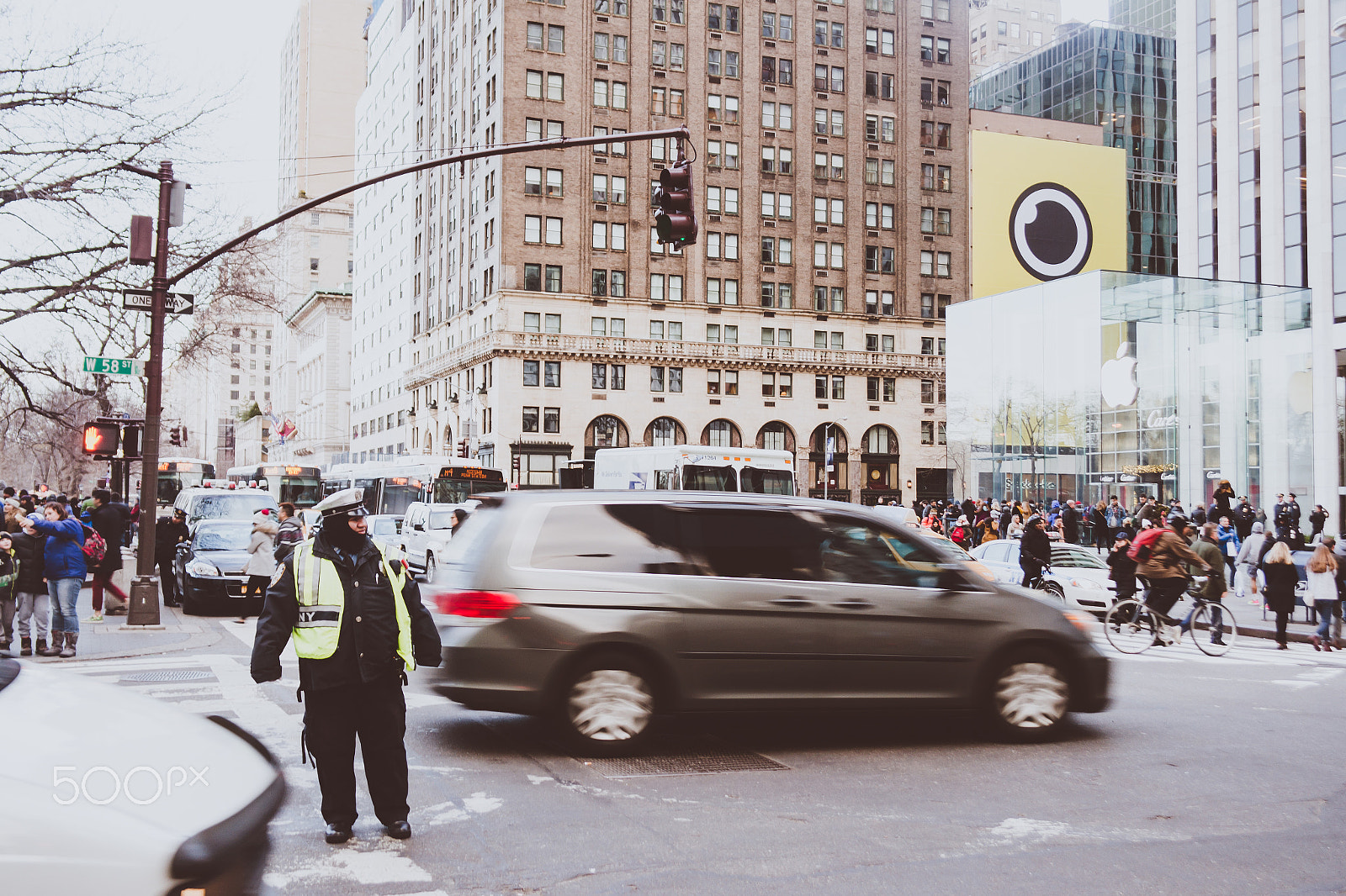 Samsung NX1000 + Samsung NX 20-50mm F3.5-5.6 ED sample photo. New york policeman in manhattan streets. photography