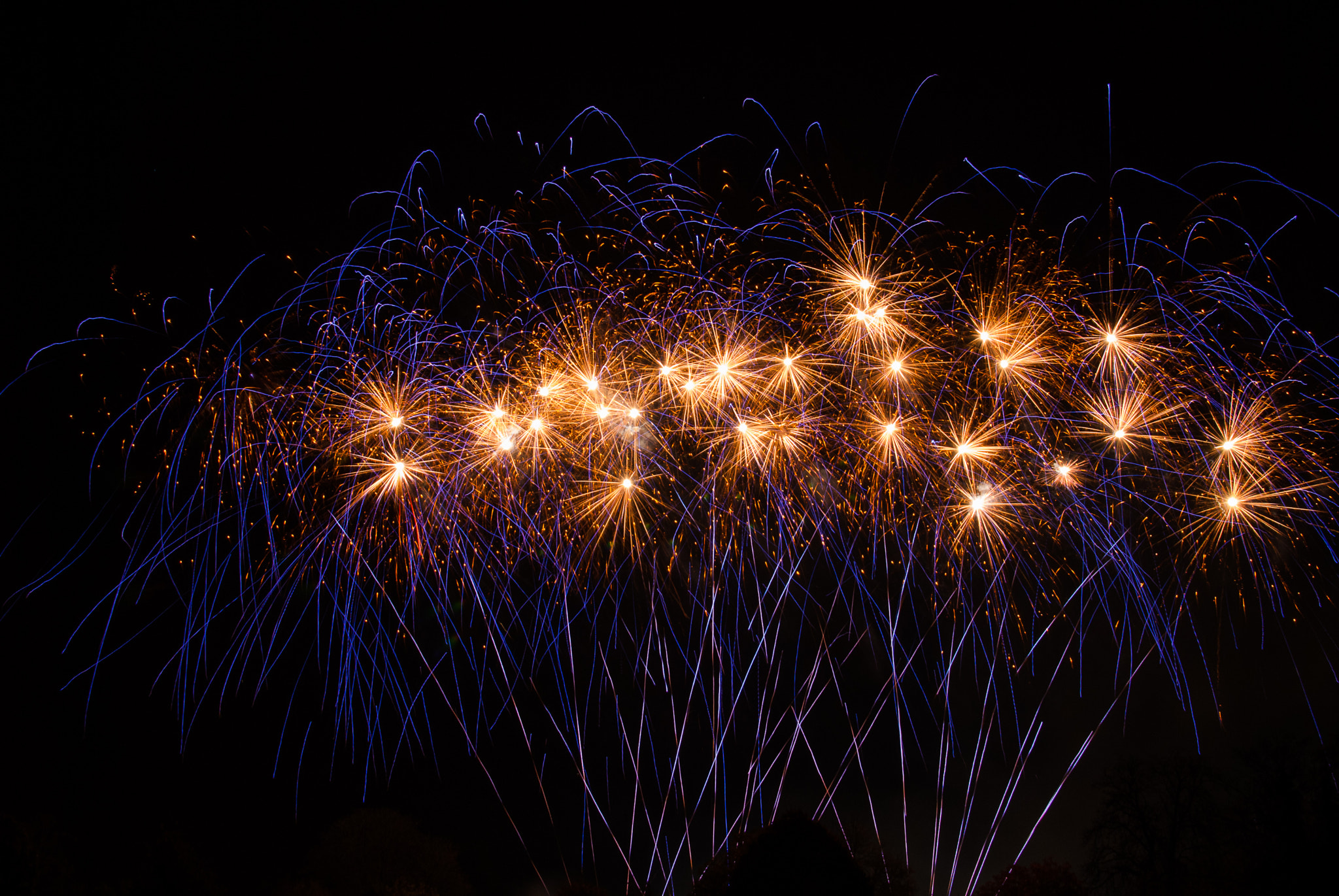 Nikon D200 + Nikon AF-S DX Nikkor 35mm F1.8G sample photo. Fireworks night photography