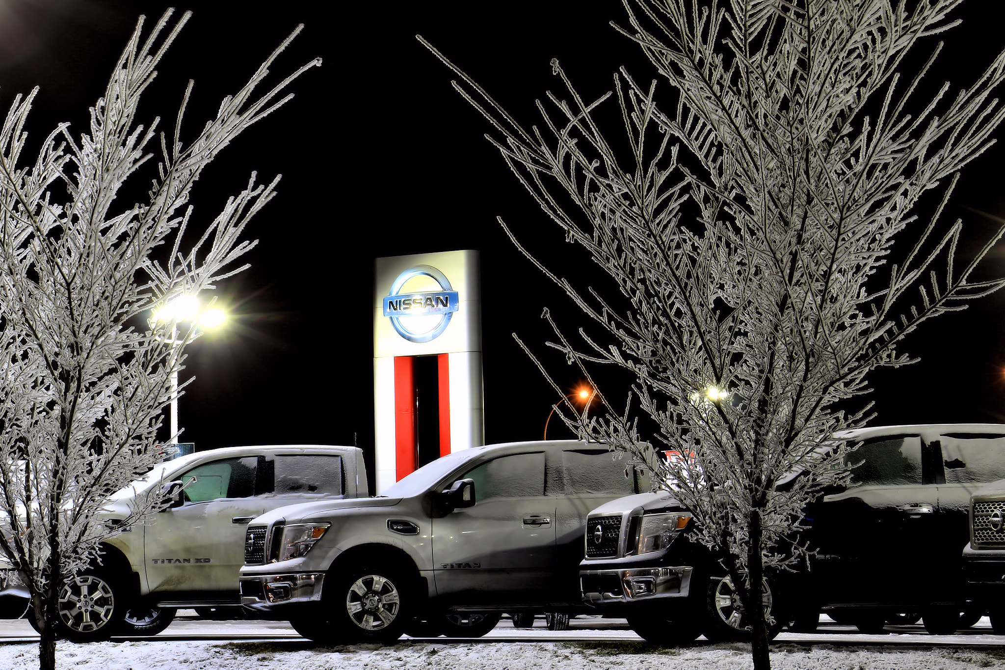 Canon EOS 650D (EOS Rebel T4i / EOS Kiss X6i) sample photo. Frosty night at car dealership photography