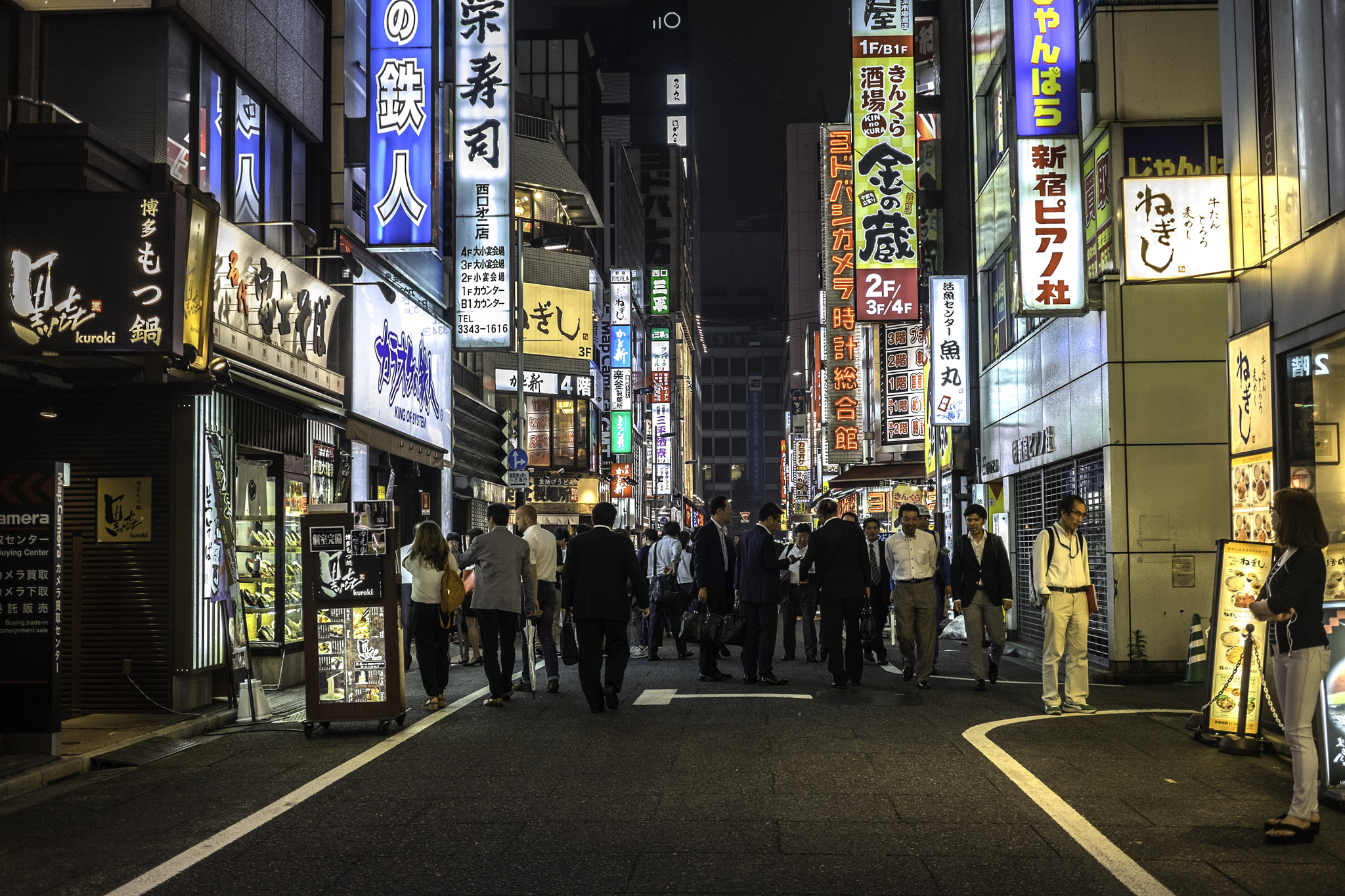 Fujifilm X-E2 + Fujifilm XF 27mm F2.8 sample photo. Shinjuku at night photography