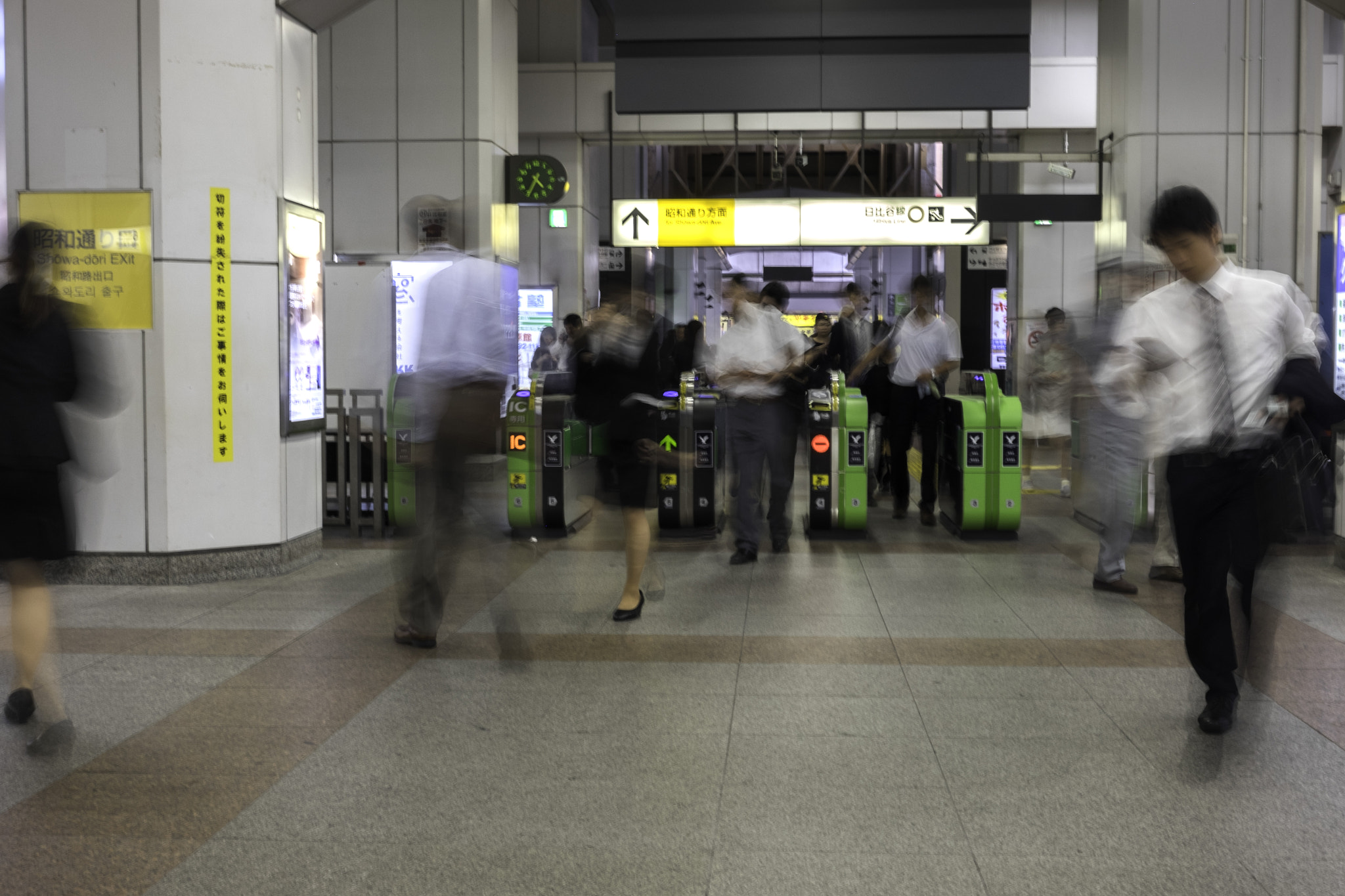 Fujifilm X-E2 + Fujifilm XF 27mm F2.8 sample photo. On the go at the train station photography