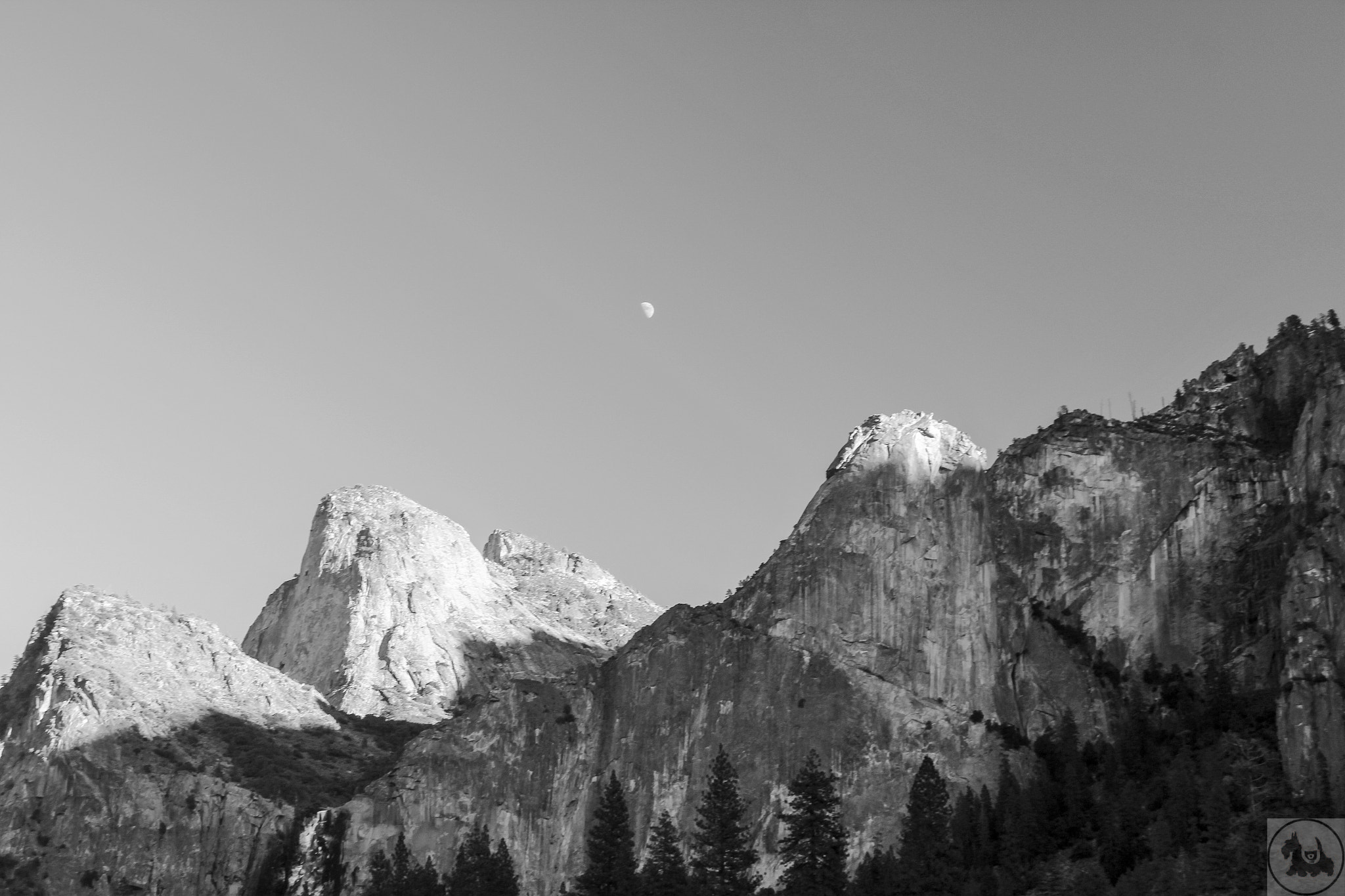 Canon EOS 600D (Rebel EOS T3i / EOS Kiss X5) + Canon EF-S 18-135mm F3.5-5.6 IS STM sample photo. Yosemite moonrise photography