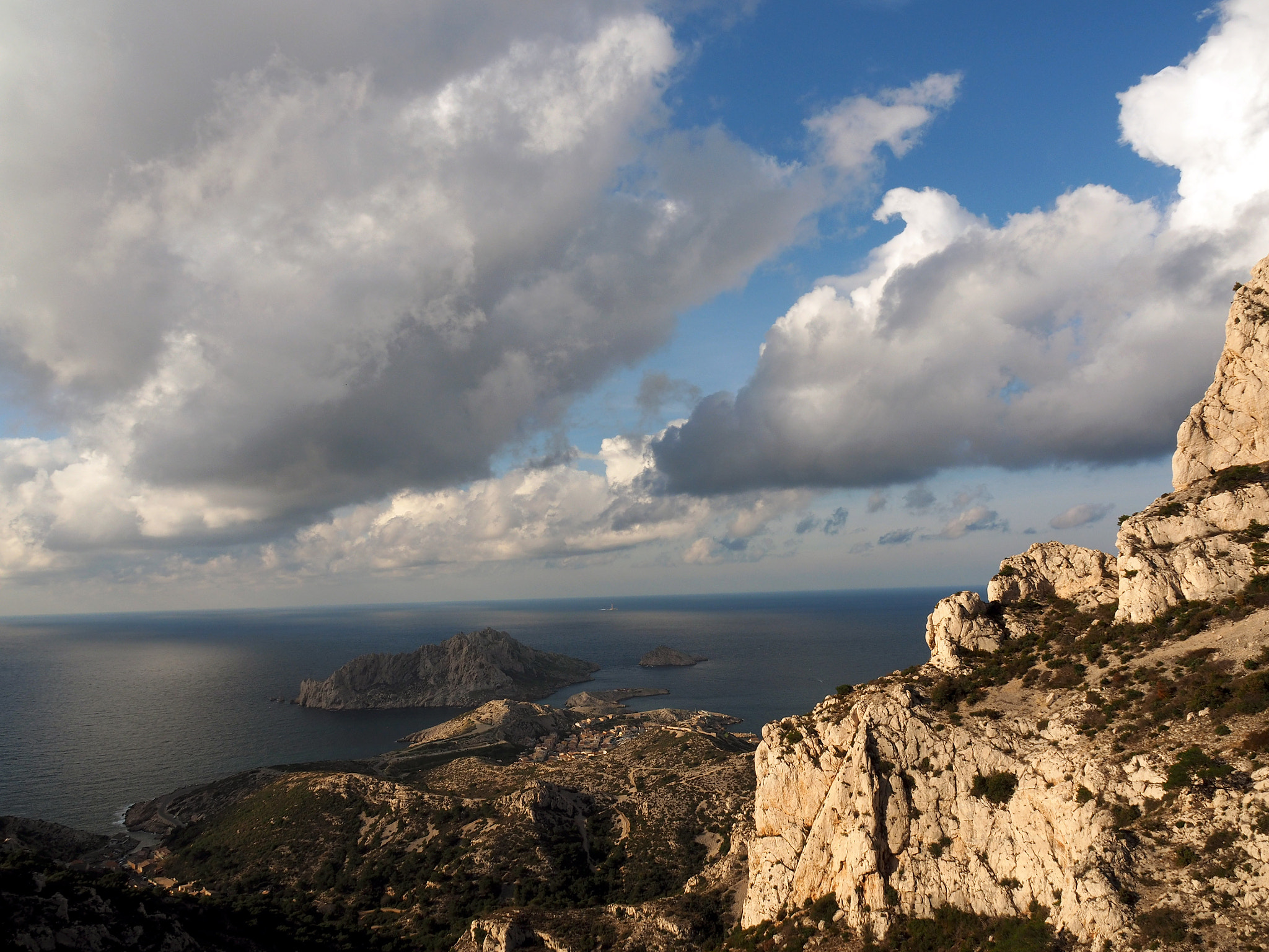 Olympus OM-D E-M5 II sample photo. Cloudy seas photography