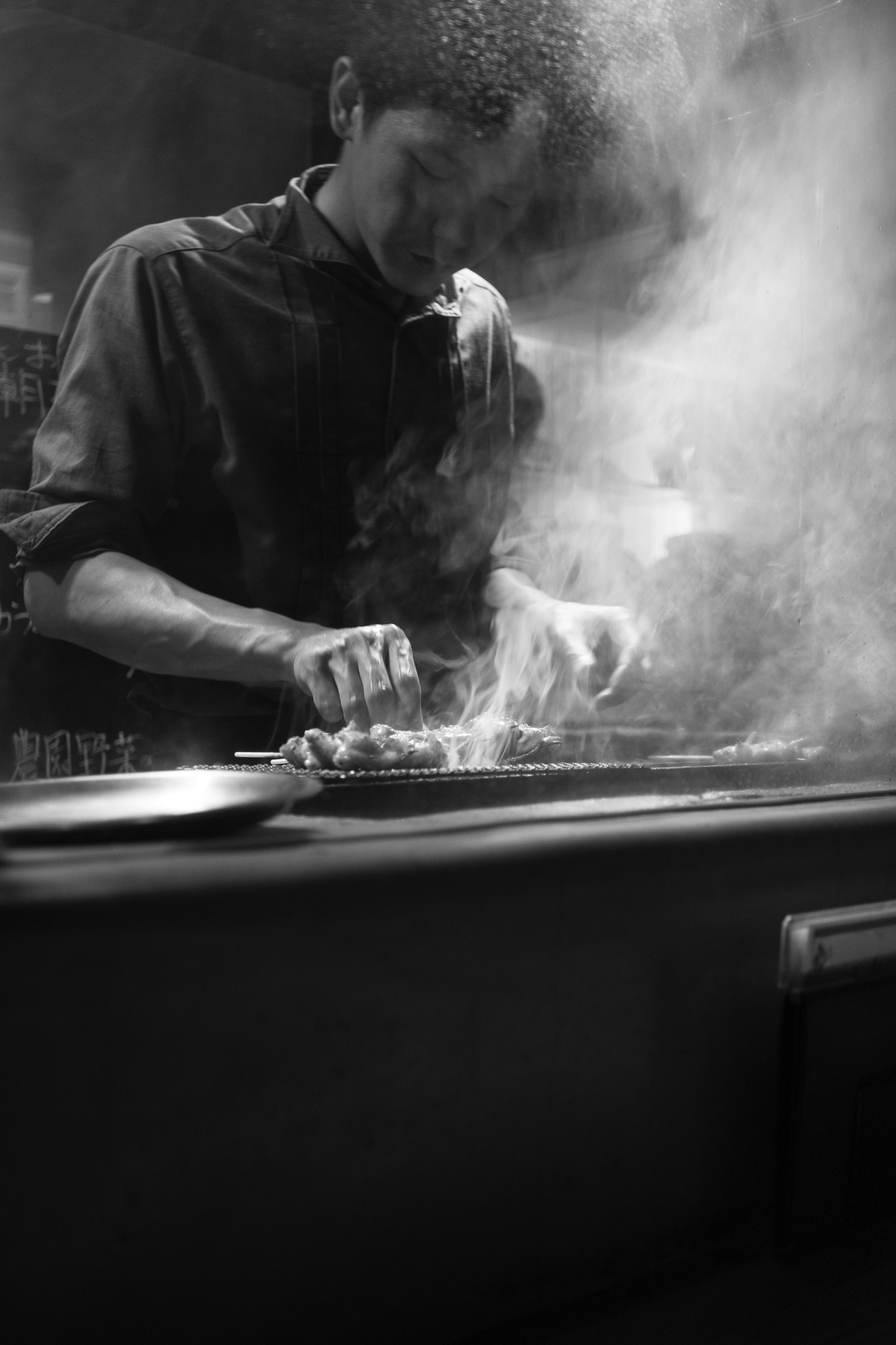 Fujifilm X-E2 + Fujifilm XF 27mm F2.8 sample photo. Teppanyaki chef photography