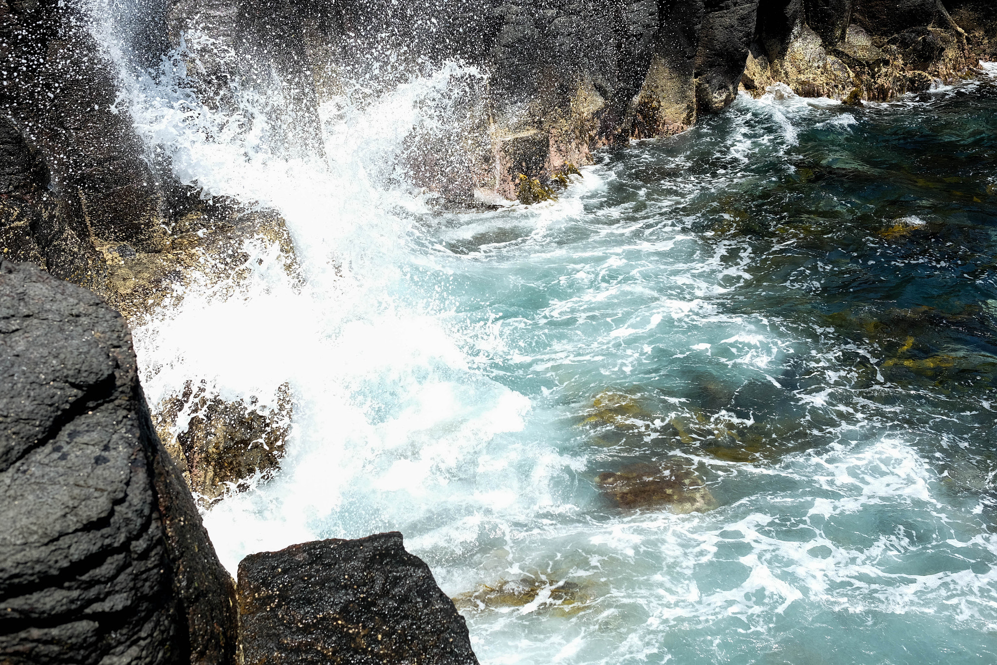 Fujifilm X-T10 + Fujifilm XF 23mm F1.4 R sample photo. Waves & rocks  photography