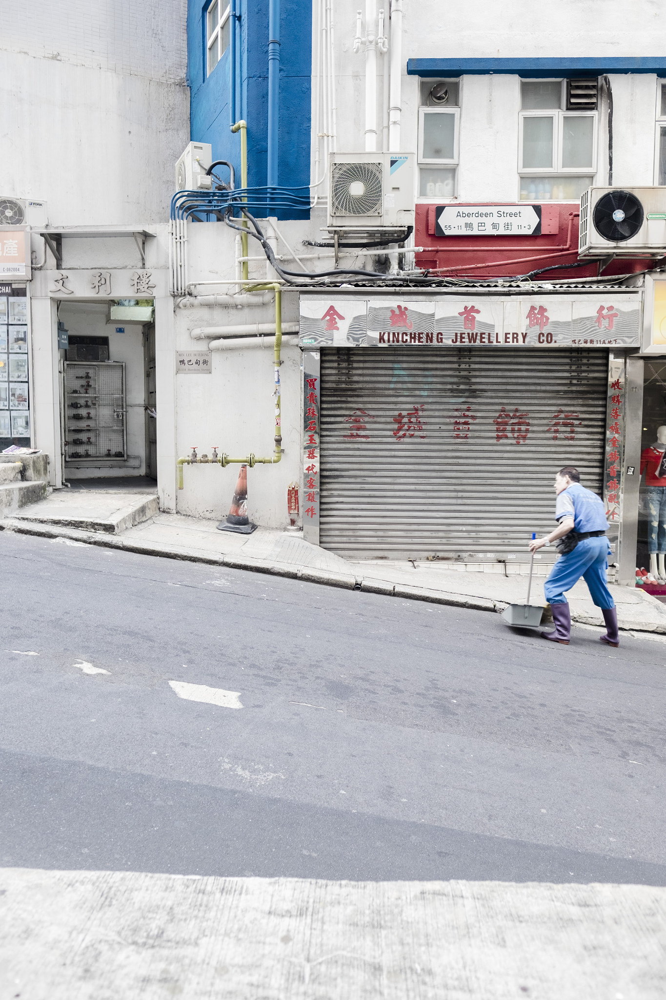 Fujifilm X-E2 + Fujifilm XF 16mm F1.4 R WR sample photo. Morning street sweep photography