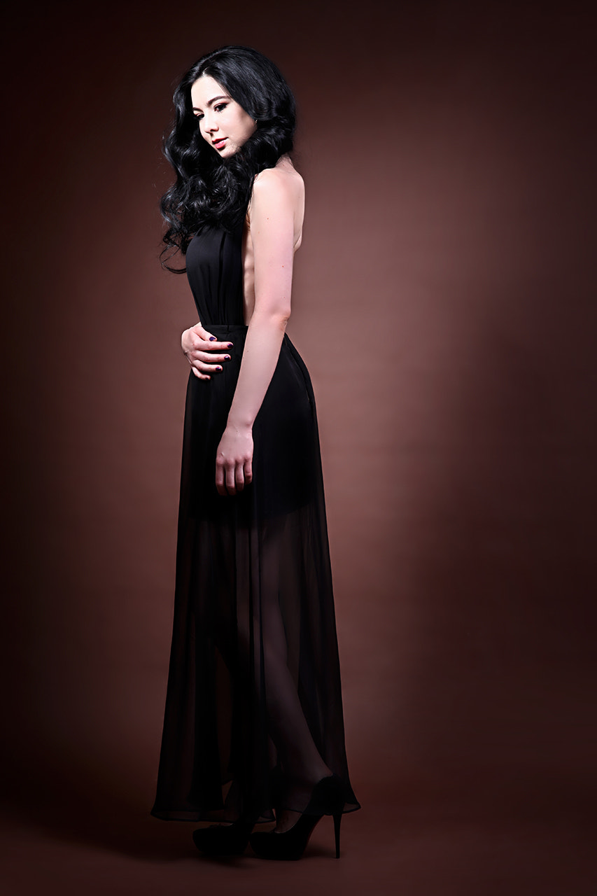 Sigma 85mm F1.4 EX DG HSM sample photo. 2 sources of light - portrait plate and streep box photography