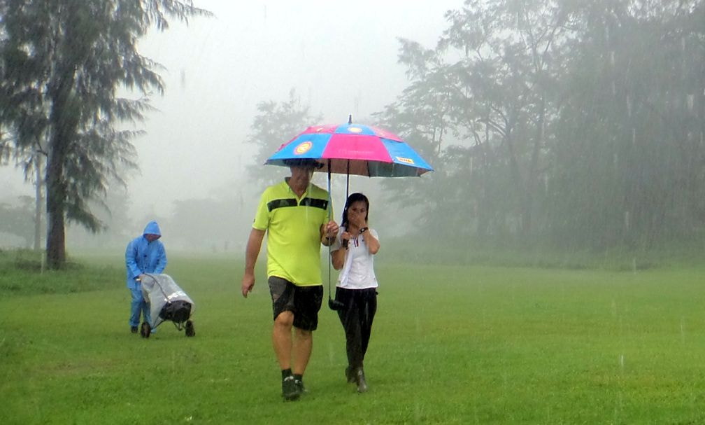 Sony Cyber-shot DSC-TF1 sample photo. Rainy day golf photography