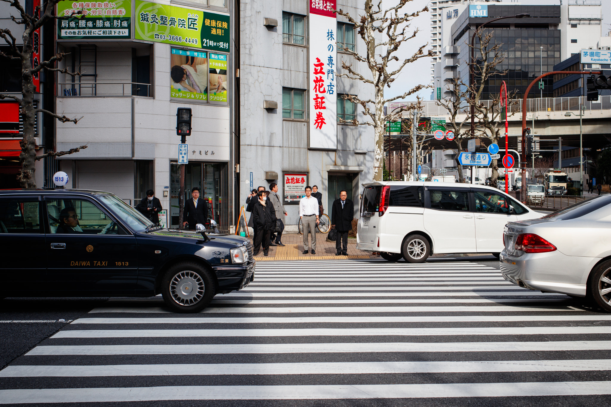 Canon EOS 80D + Canon EF 35mm F2 IS USM sample photo. Salaryman photography