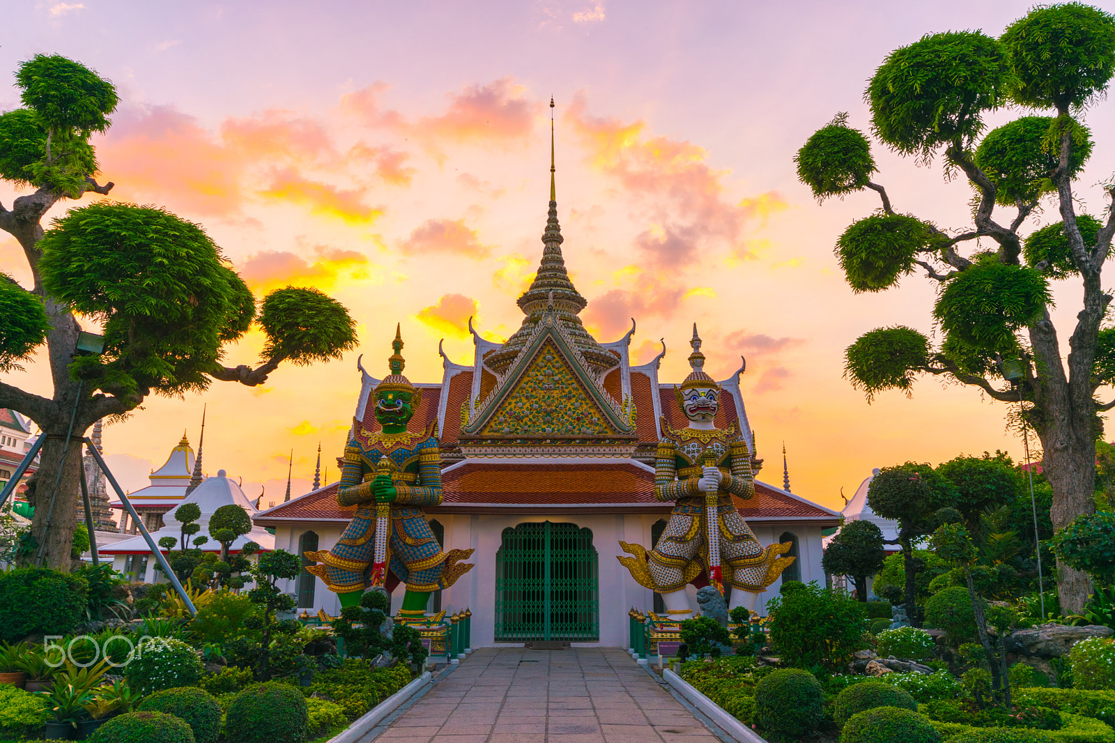 Sigma 10-20mm F4-5.6 EX DC HSM sample photo. Wat arun in bangkok photography