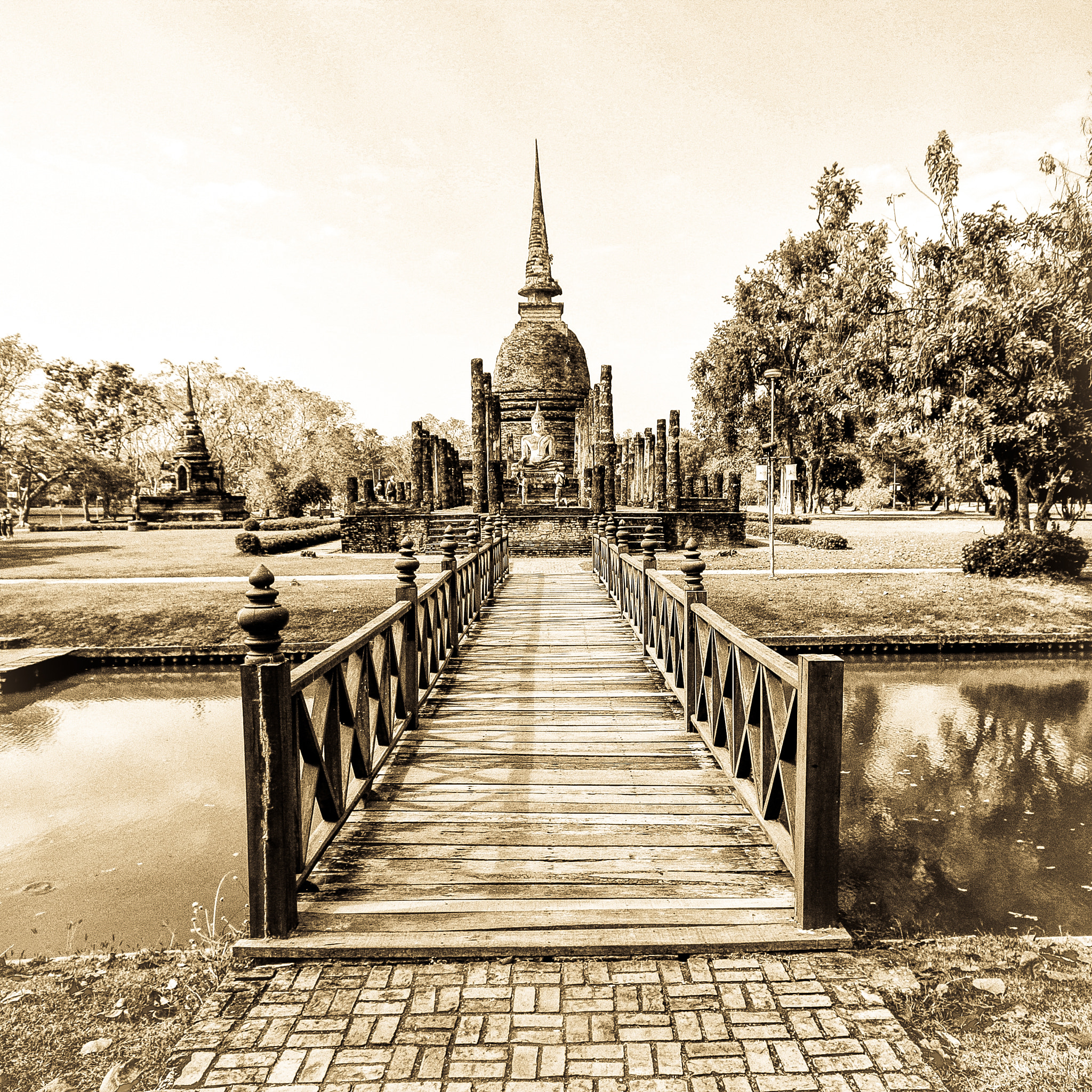 Canon EOS 450D (EOS Rebel XSi / EOS Kiss X2) + Sigma 10-20mm F4-5.6 EX DC HSM sample photo. Wat sa-si, sukhothai. photography