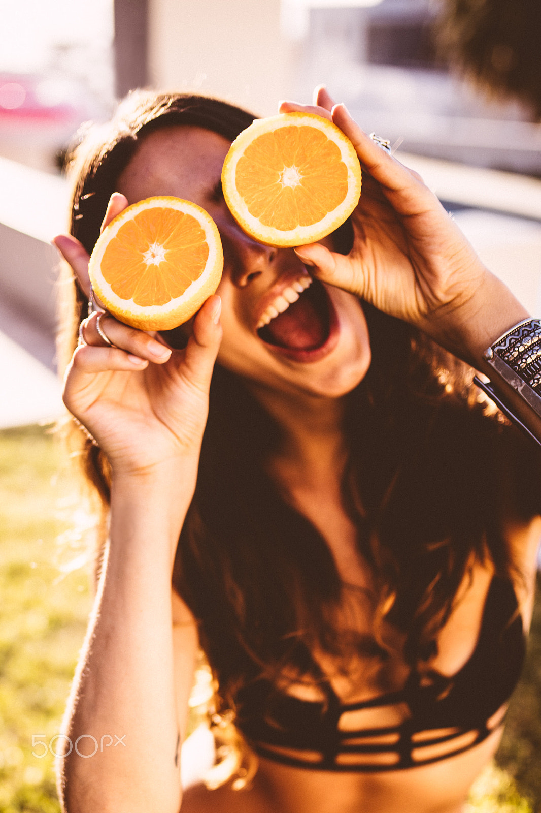 Canon EOS 5DS + Sigma 35mm F1.4 DG HSM Art sample photo. Young women in bikini holding oranges in front of her face photography