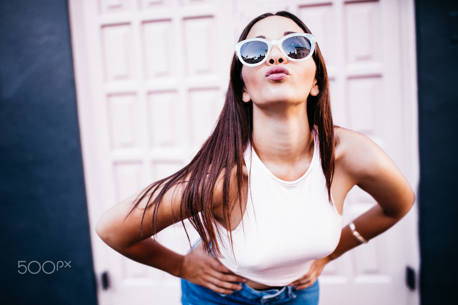 Canon EOS 5DS + Sigma 35mm F1.4 DG HSM Art sample photo. Caucasian happy female with sunglasses making kiss grimace photography