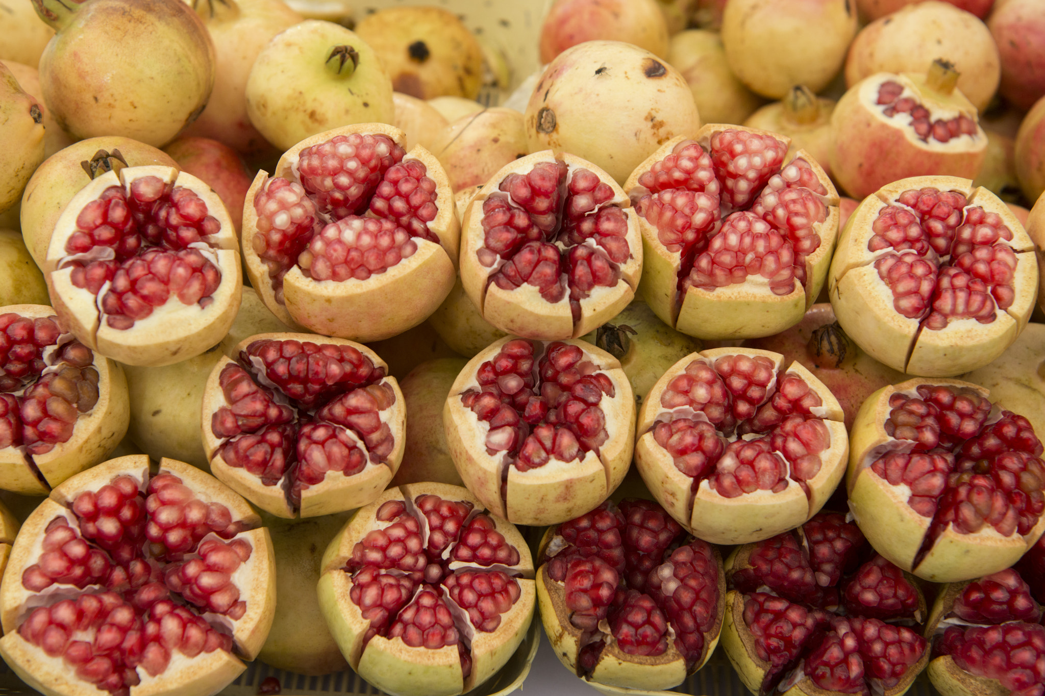 Nikon AF-S Nikkor 24-70mm F2.8E ED VR sample photo. Thailand bangkok market fruit granat apple photography