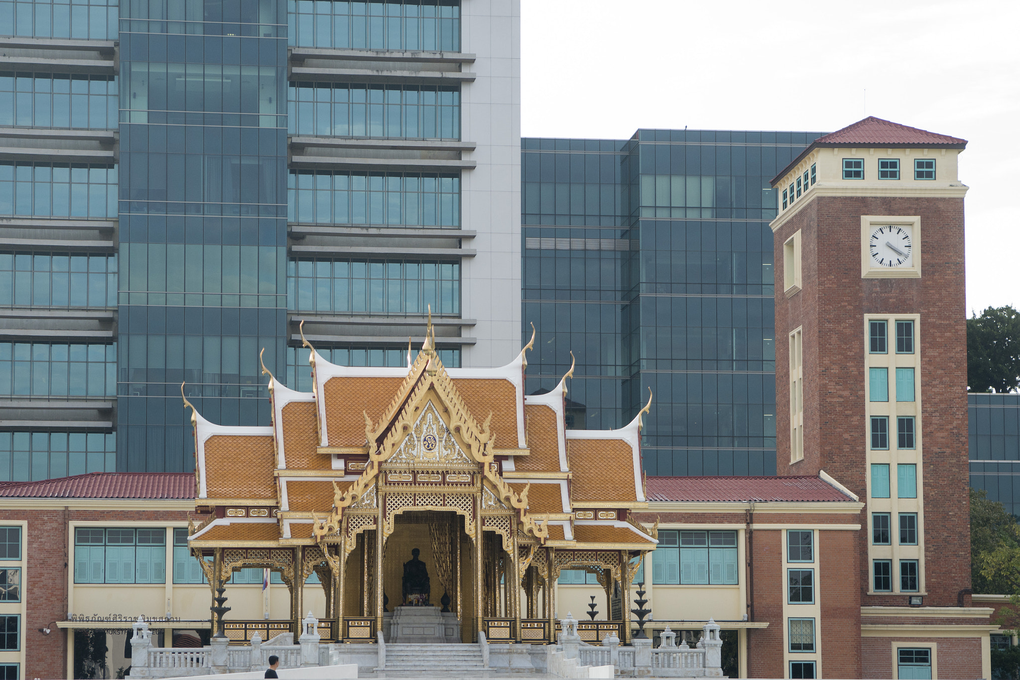Nikon AF-S Nikkor 24-70mm F2.8E ED VR sample photo. Thailand bangkok siriraj hospital temple photography